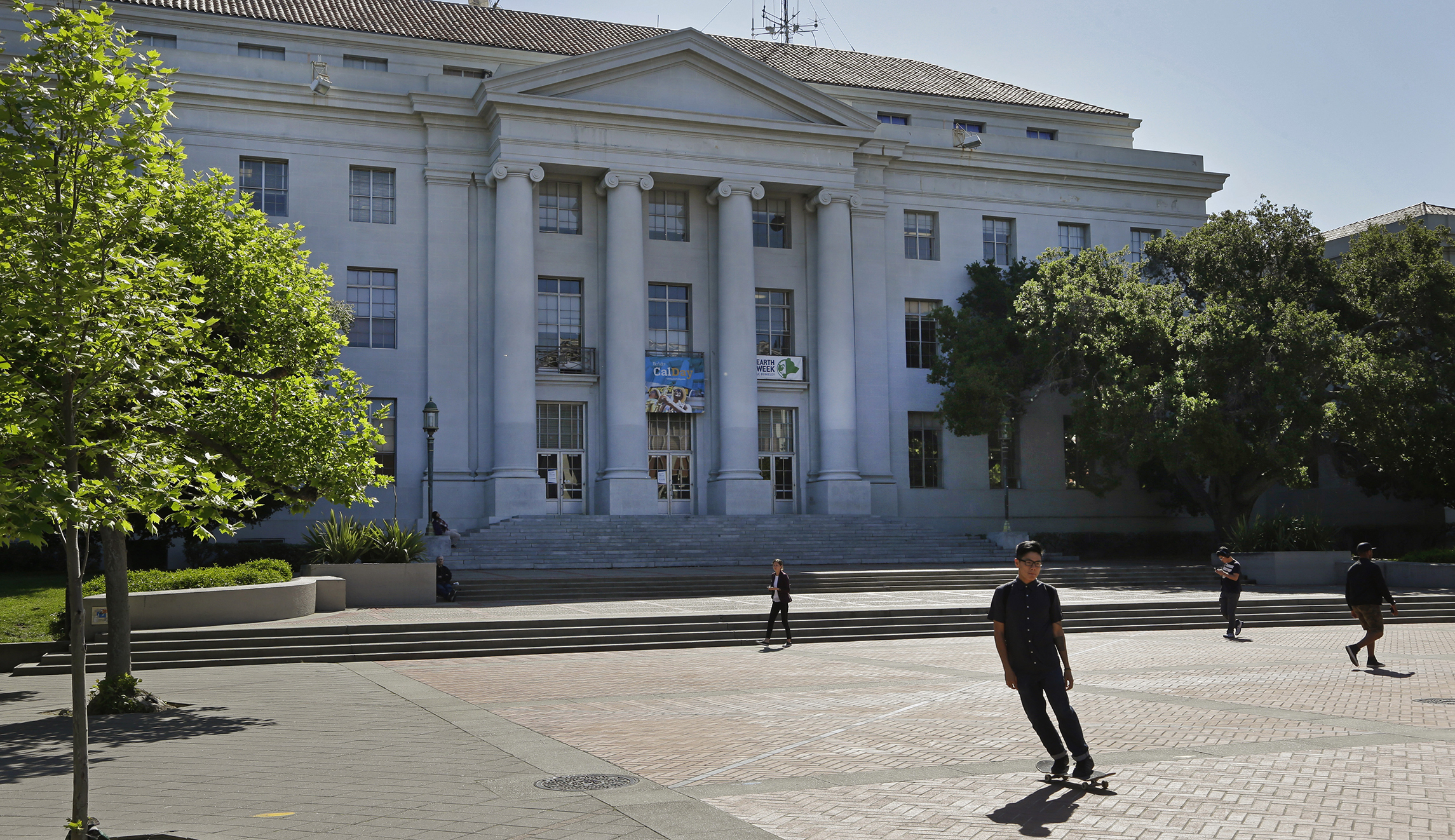 Berkeley debates letting women go topless in public