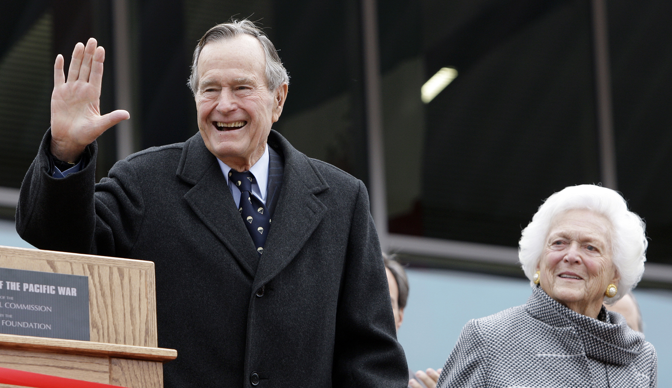 Political figures praise, mourn George H.W. Bush