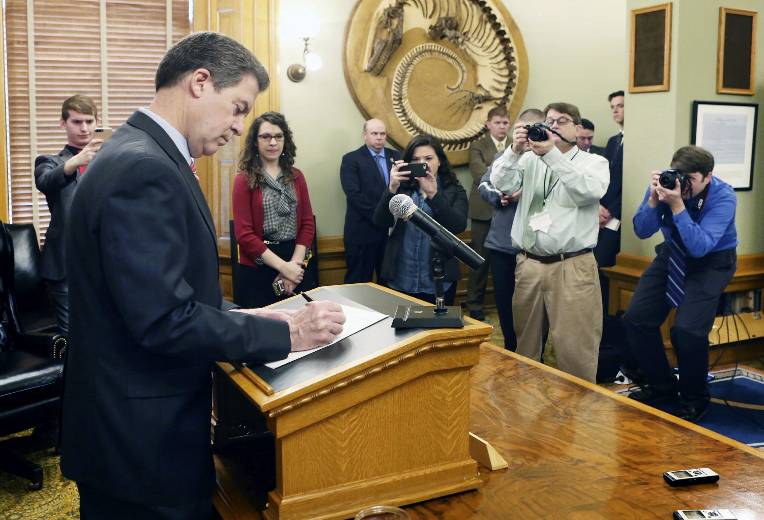 Kansas Republicans might hike taxes over Brownback’s veto