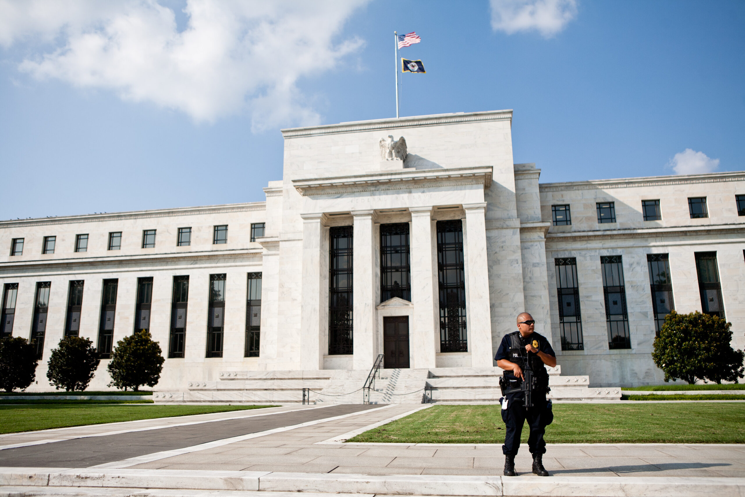 Treasuries drop first time in 6 days on outlook for Fed policy