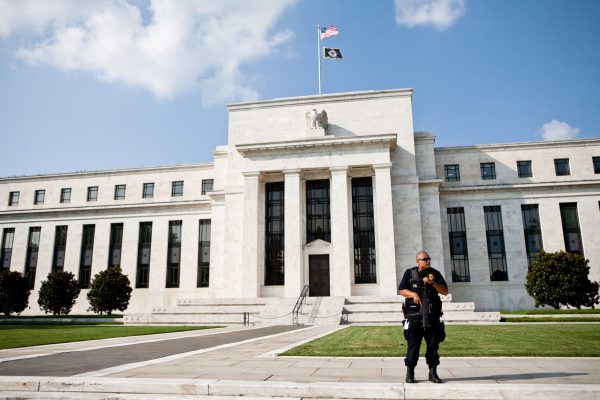 Treasuries drop first time in 6 days on outlook for Fed policy