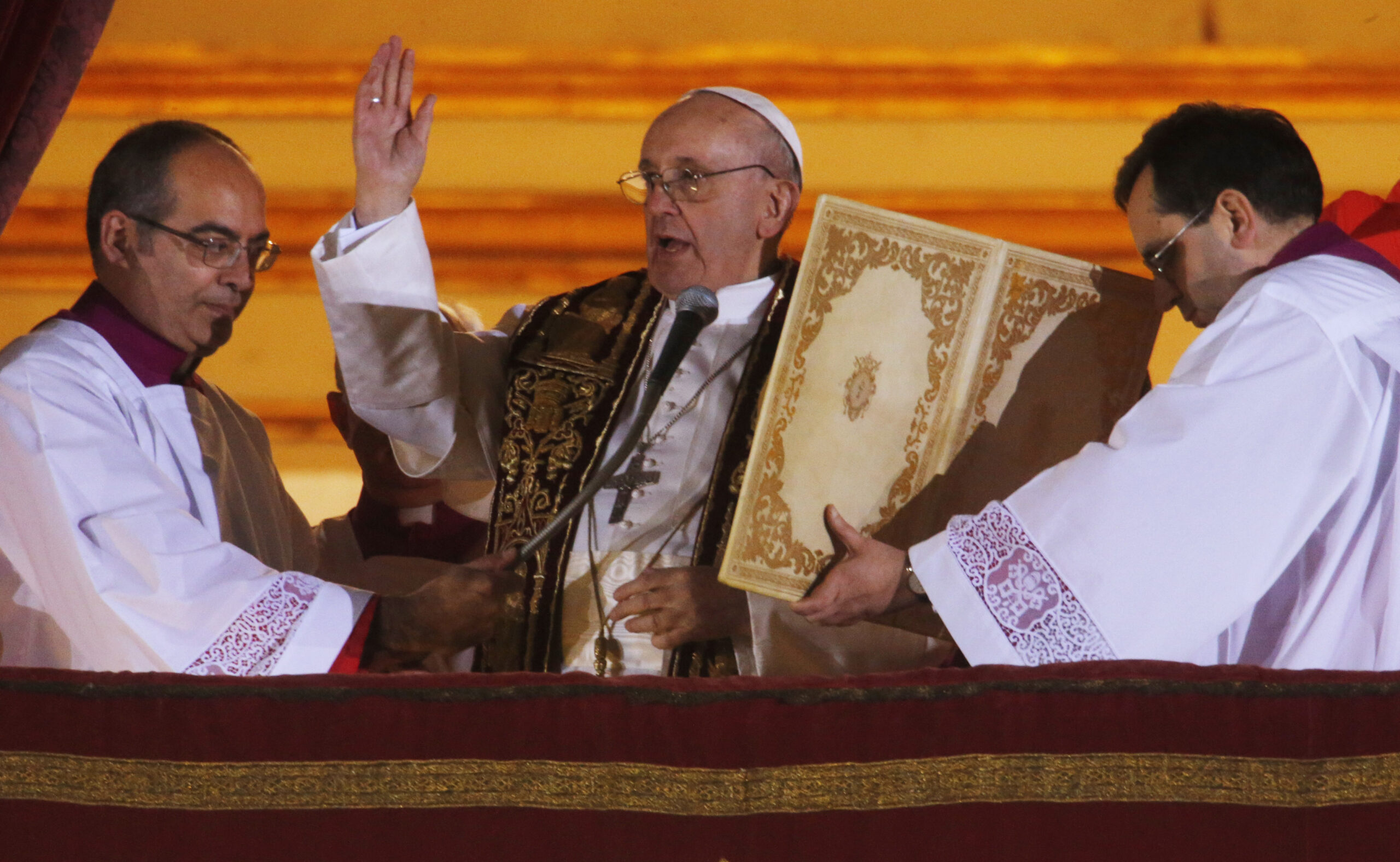 Obama welcomes Pope Francis