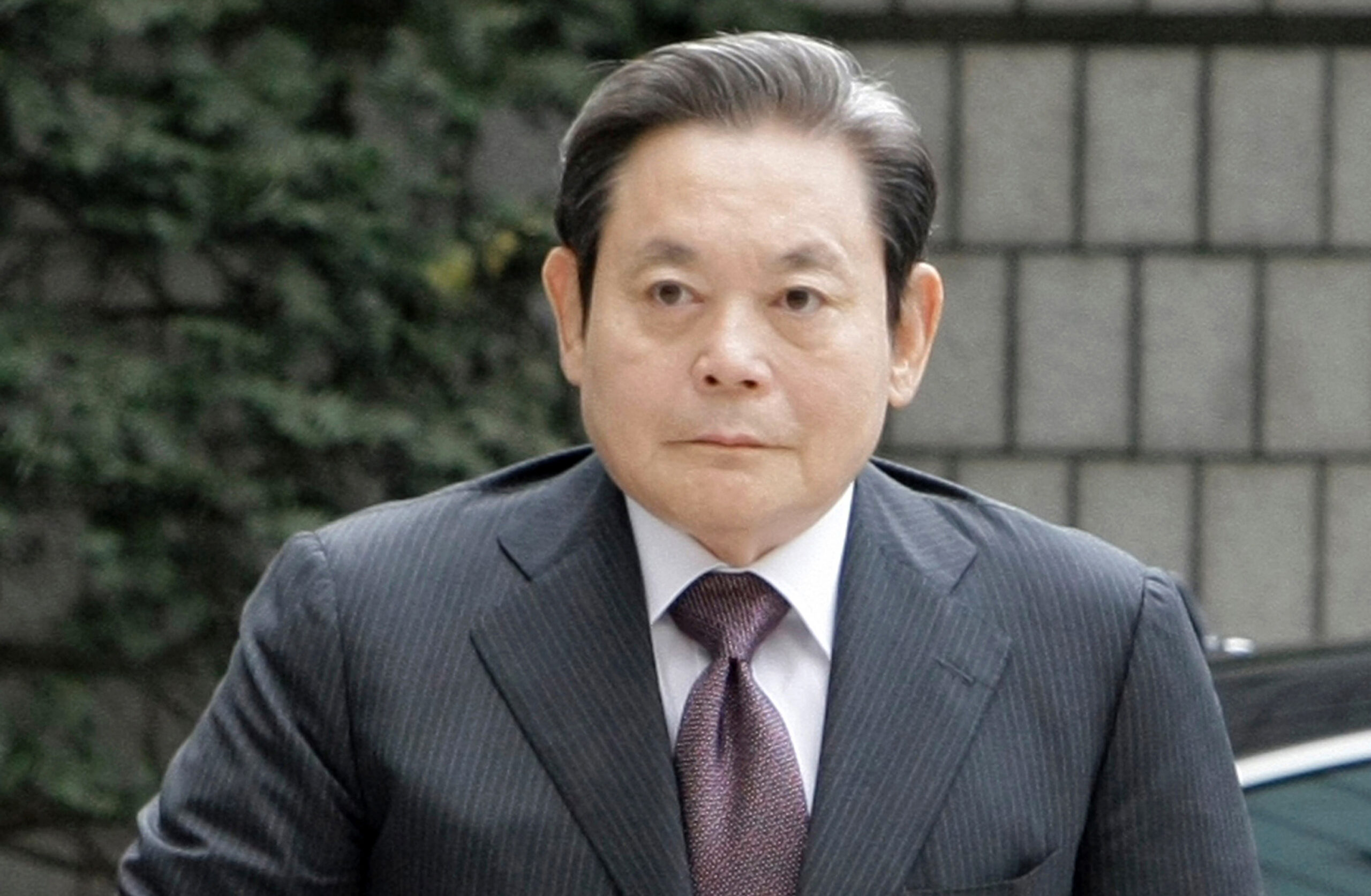 Samsung chairman hospitalized after heart attack