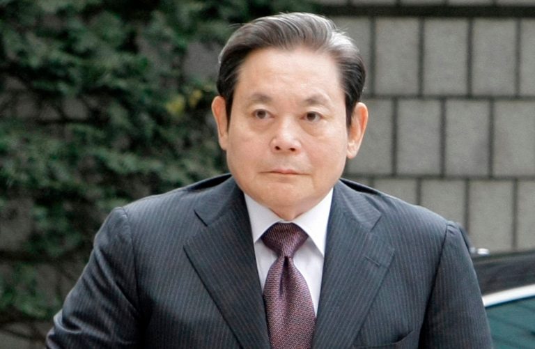 FILE - In this Oct. 10, 2008 file photo, Samsung Electronics Co. Chairman Lee Kun-hee arrives for his trial at the Seoul Court House in Seoul, South Korea. Lee was hospitalized in stable condition at a Seoul hospital Sunday, May 11, 2014, after suffering a heart attack, the company said in a statement. (AP Photo/ Lee Jin-man, File)