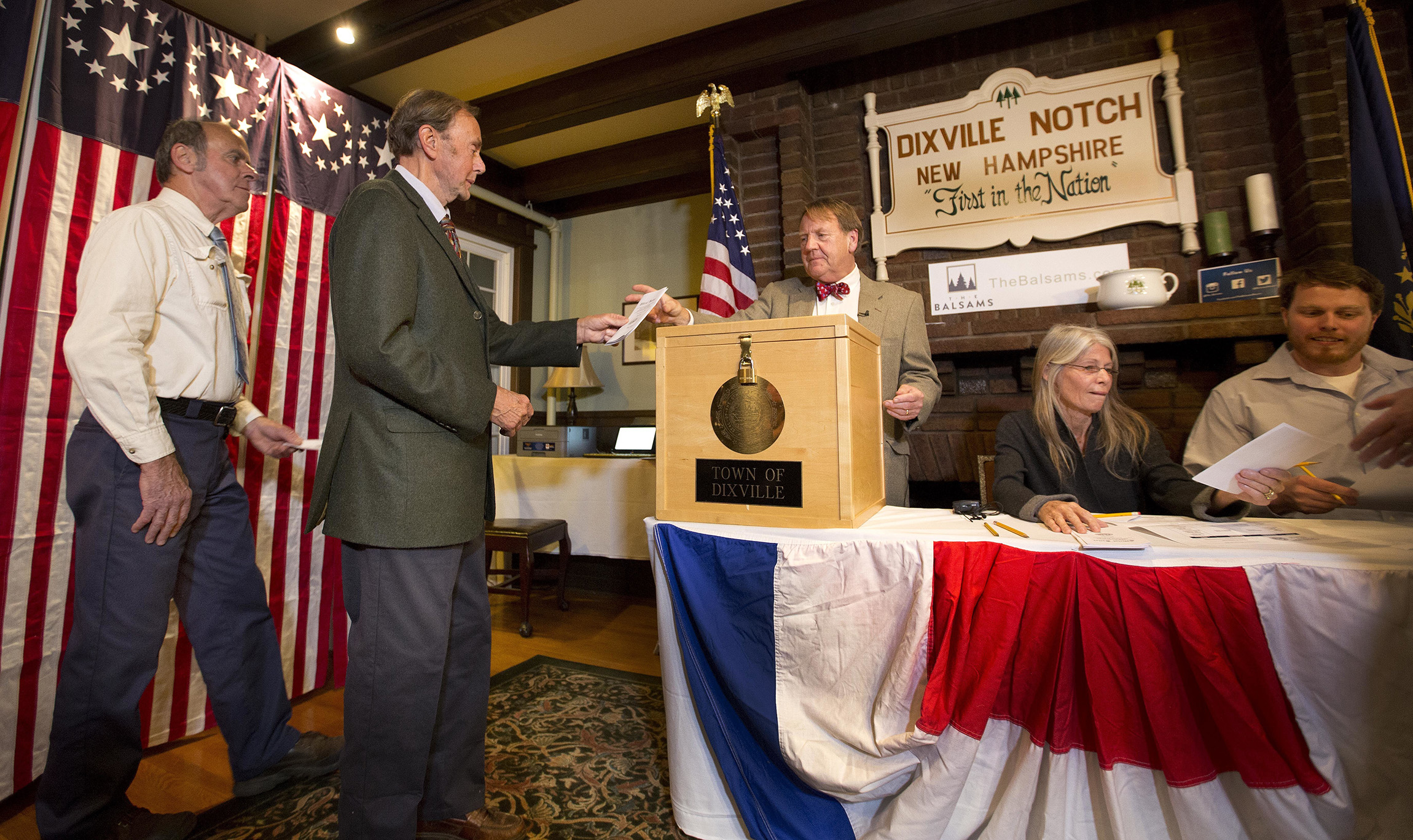 Hillary Clinton wins Dixville Notch midnight vote