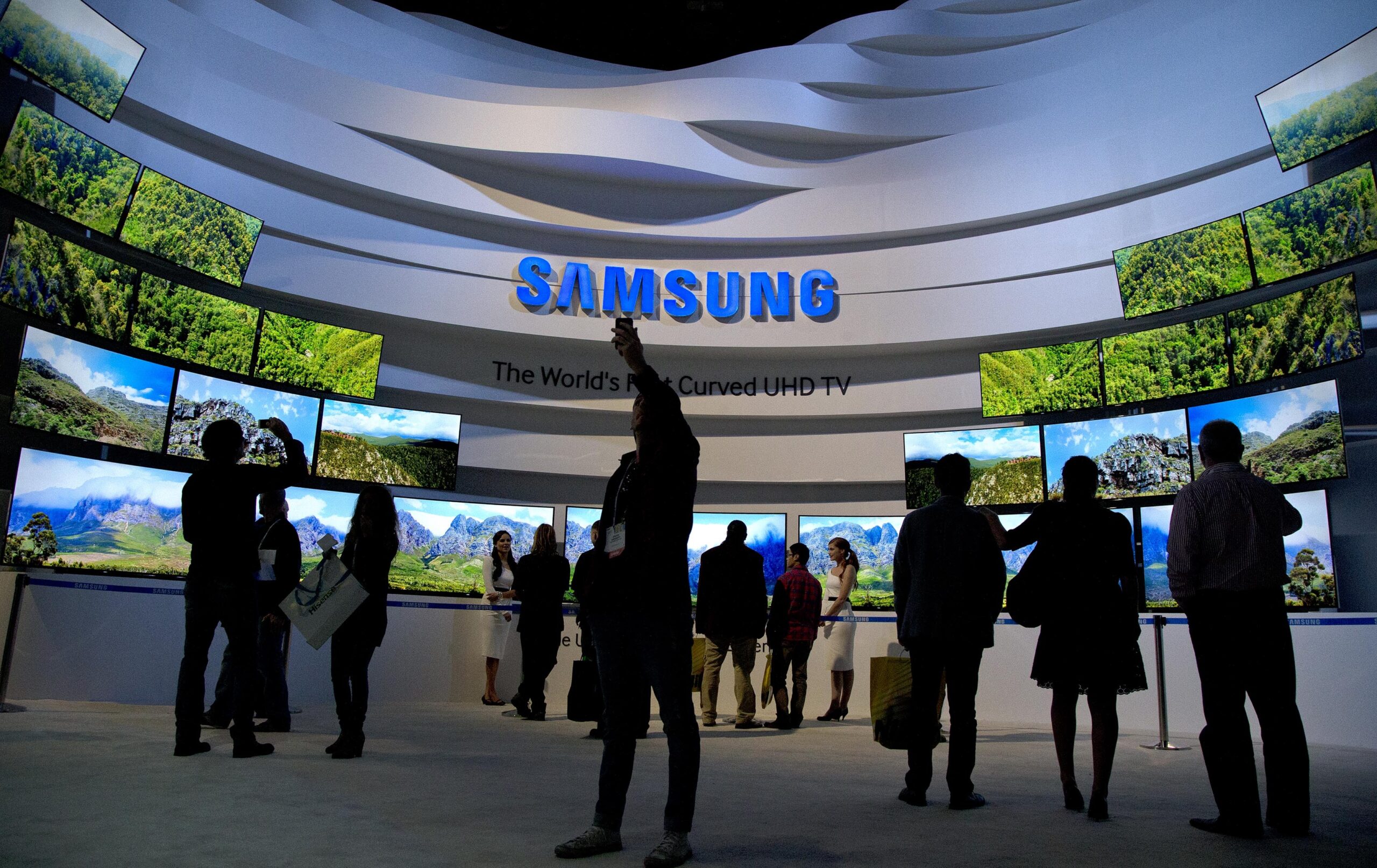 Samsung delays production at new chip factories until 2025