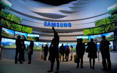 Samsung delays production at new chip factories until 2025
