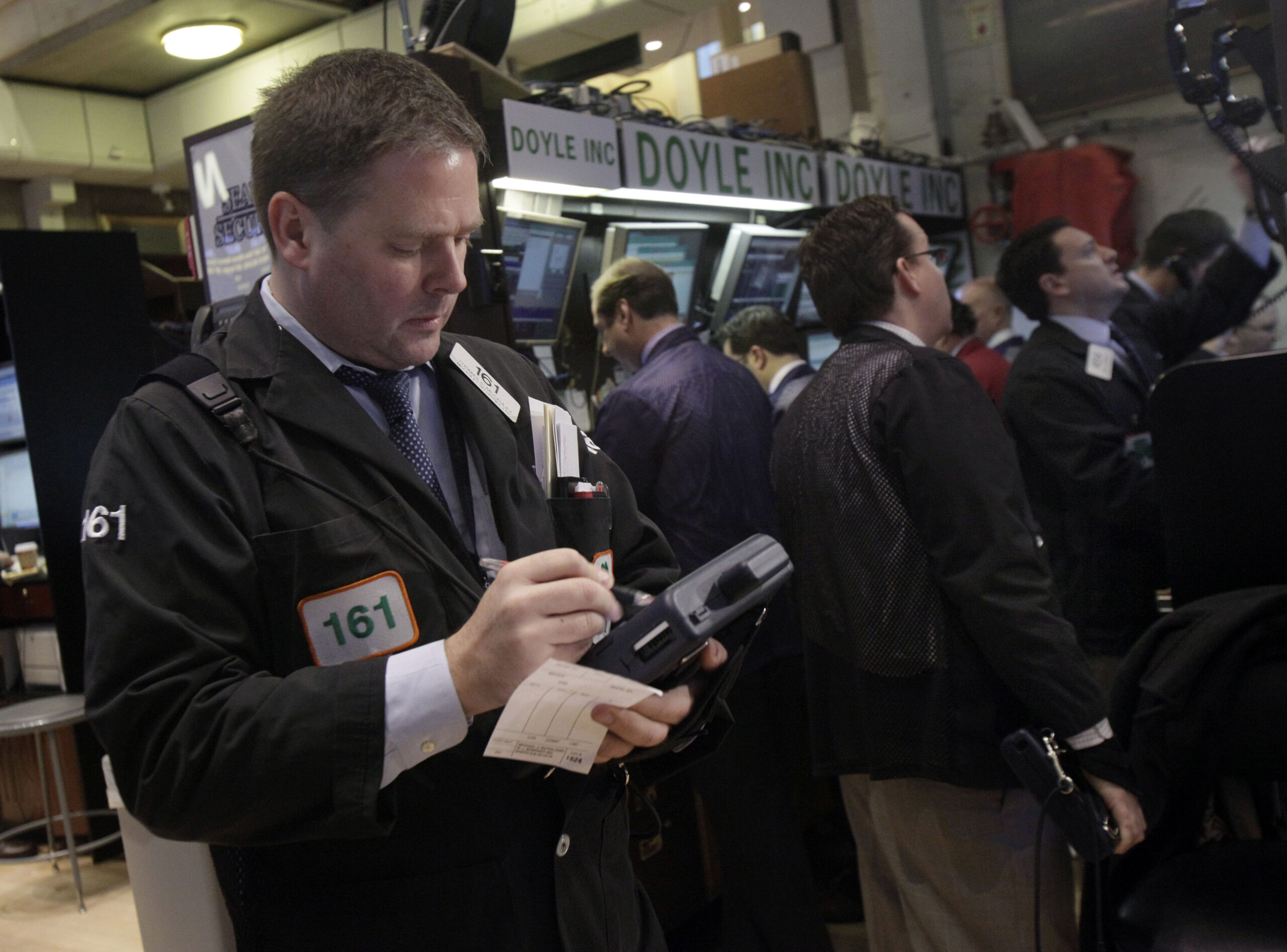 Stocks edge up as investors keep eye on Washington