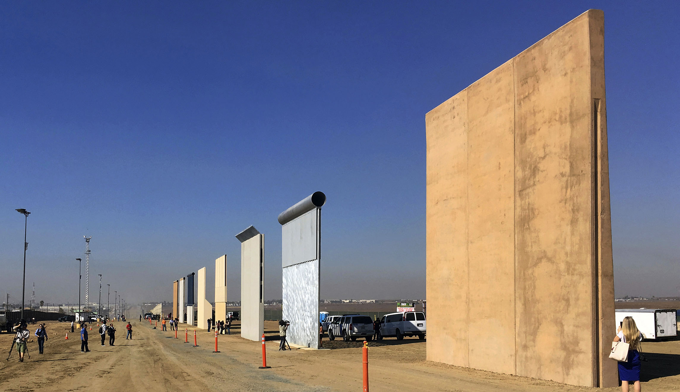 Trump to inspect border wall prototypes, but won’t pick a winner yet