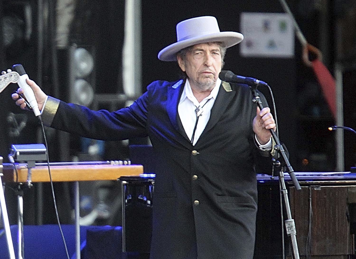 Bob Dylan sells entire song catalog to Universal in ‘landmark agreement’