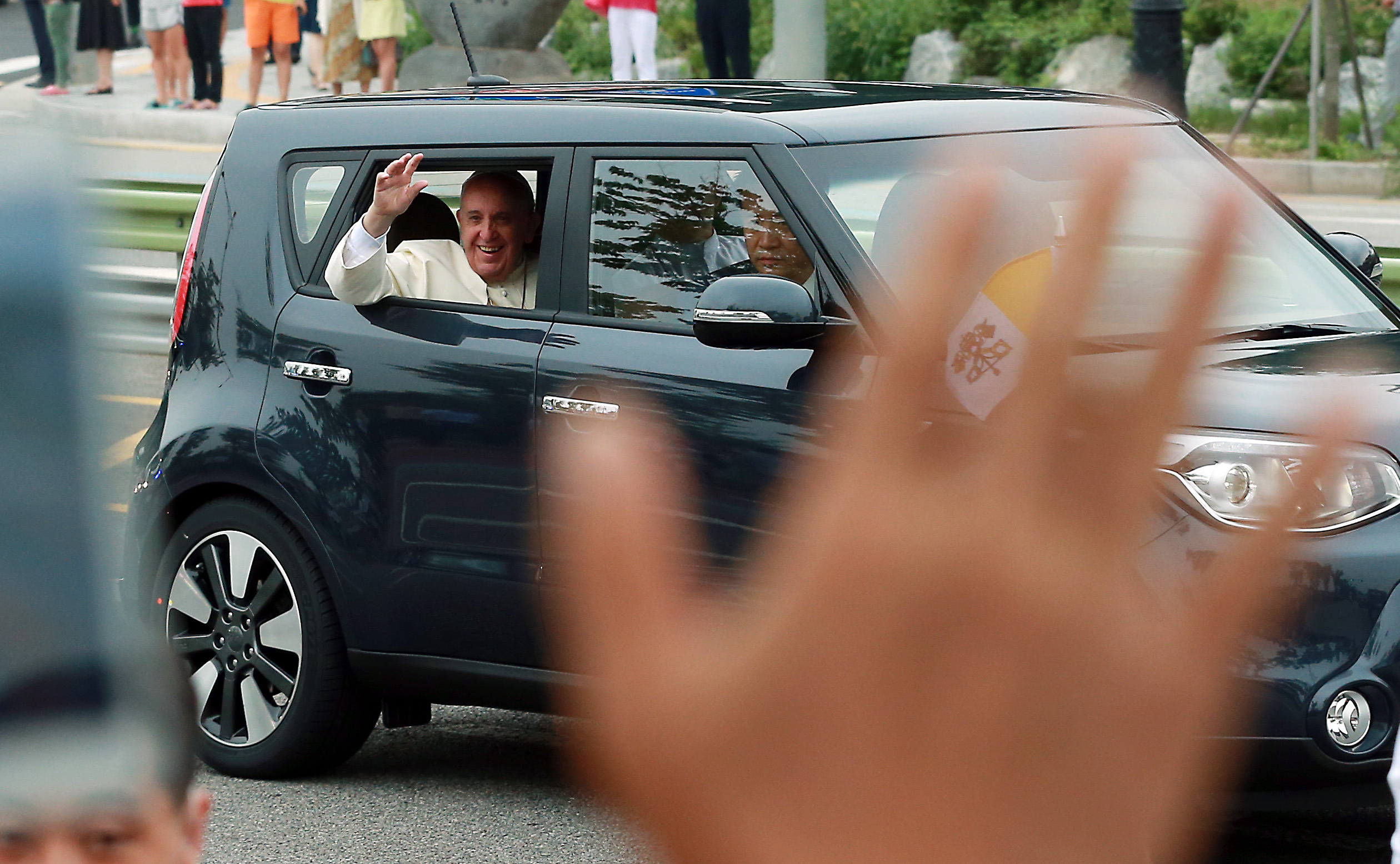 Pope’s small car fascinates South Koreans