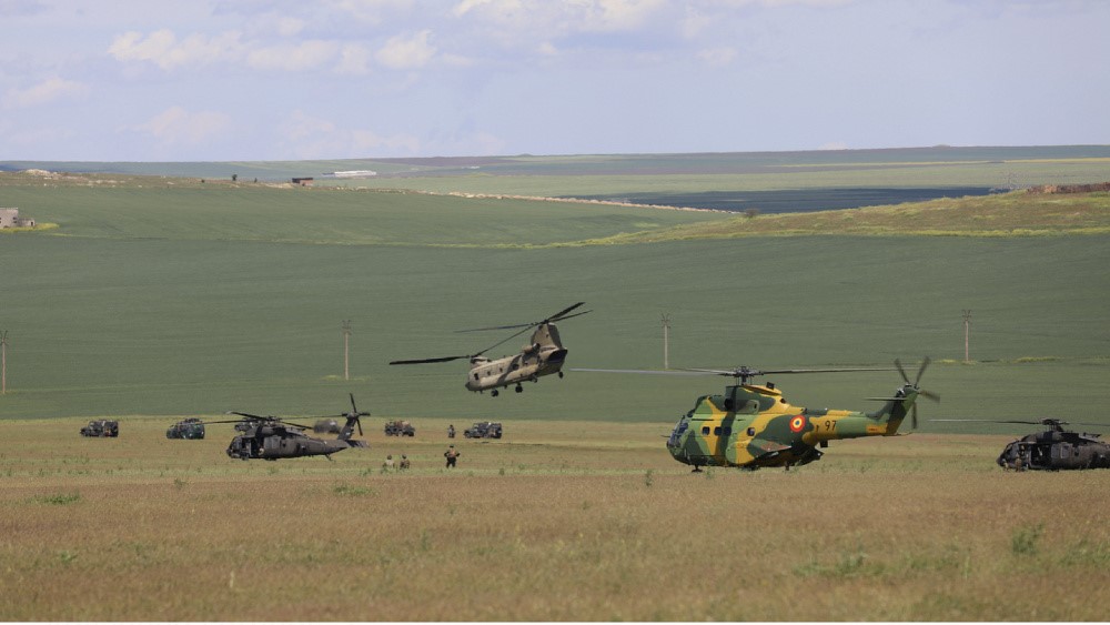 US Blackhawks and Apaches train with Russian attack helicopters nearby
