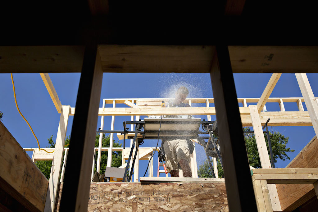 US economic growth slows amid trade war, cooling housing market