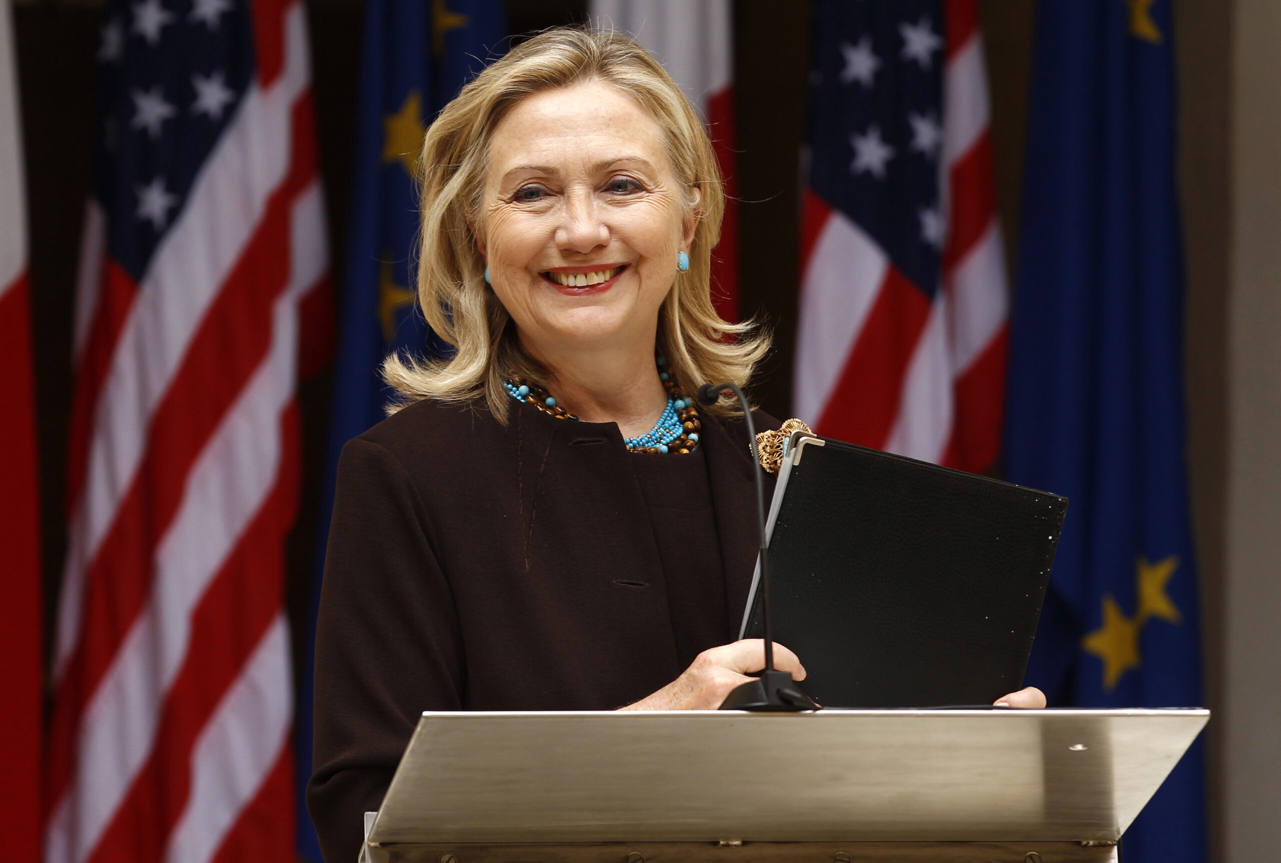 Despite probe, Clinton keeps her clearance