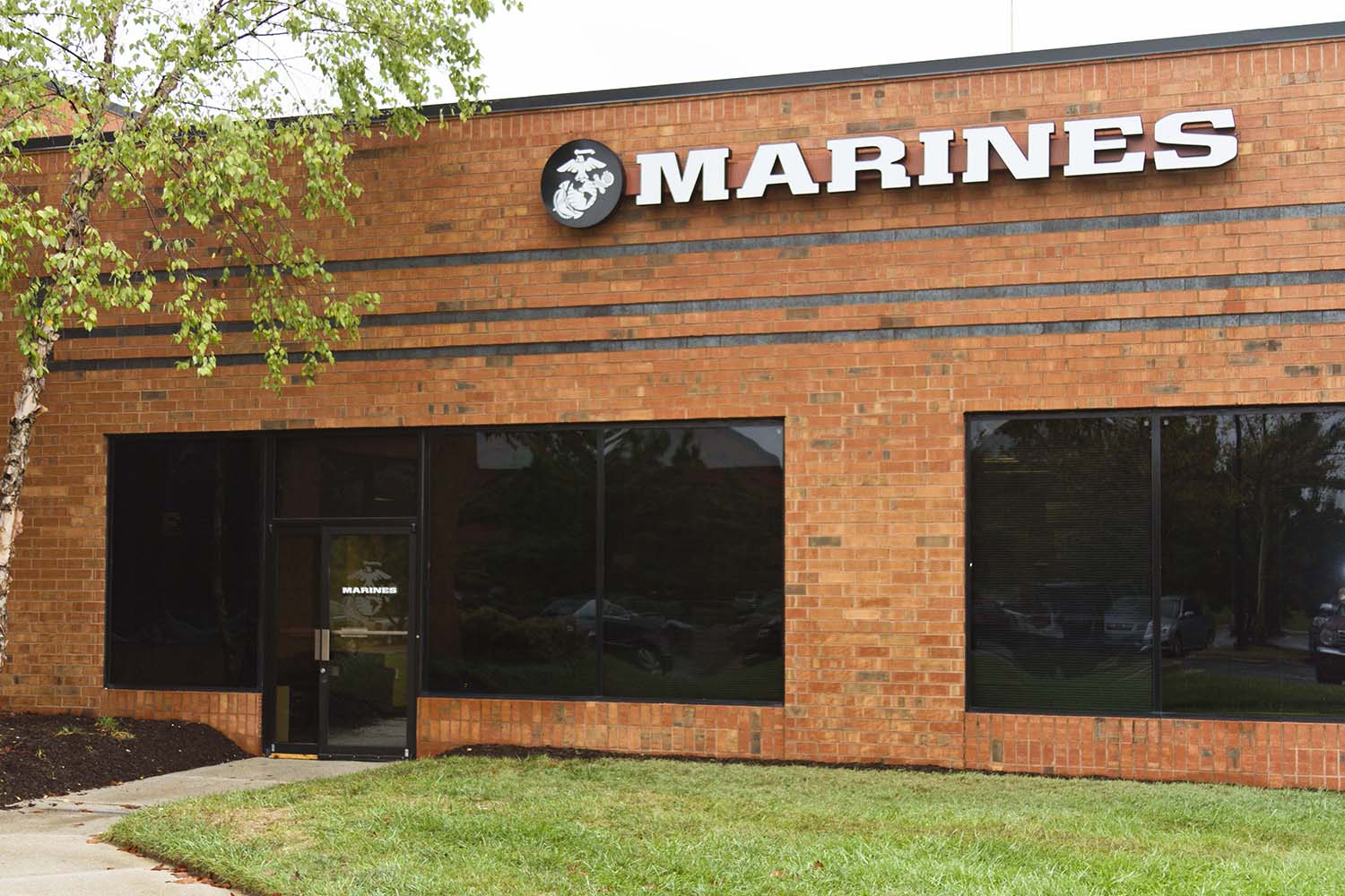 Marines to put bulletproof shields on recruiting centers