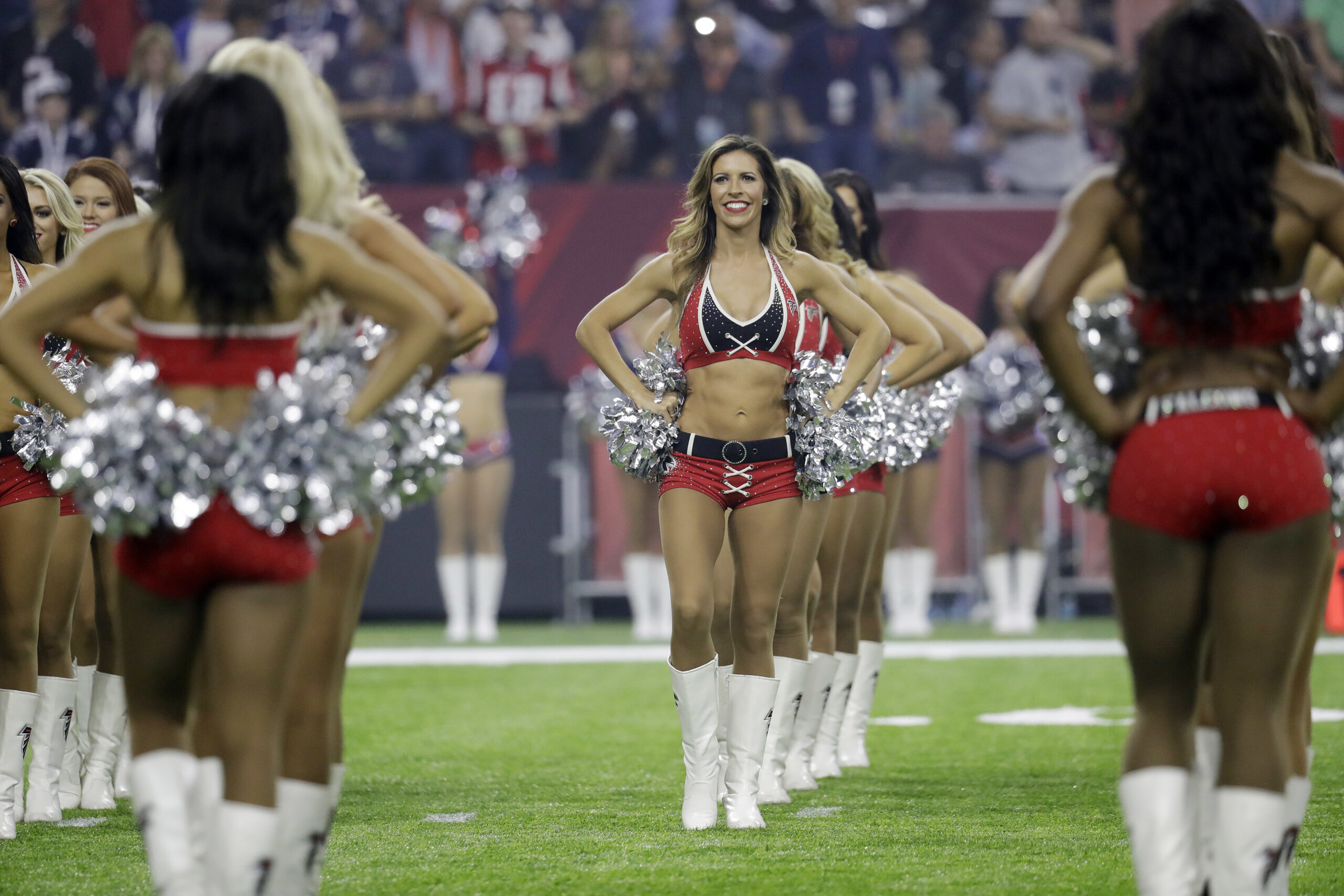Dear NFL cheerleaders: Don’t sue your teams over low wages