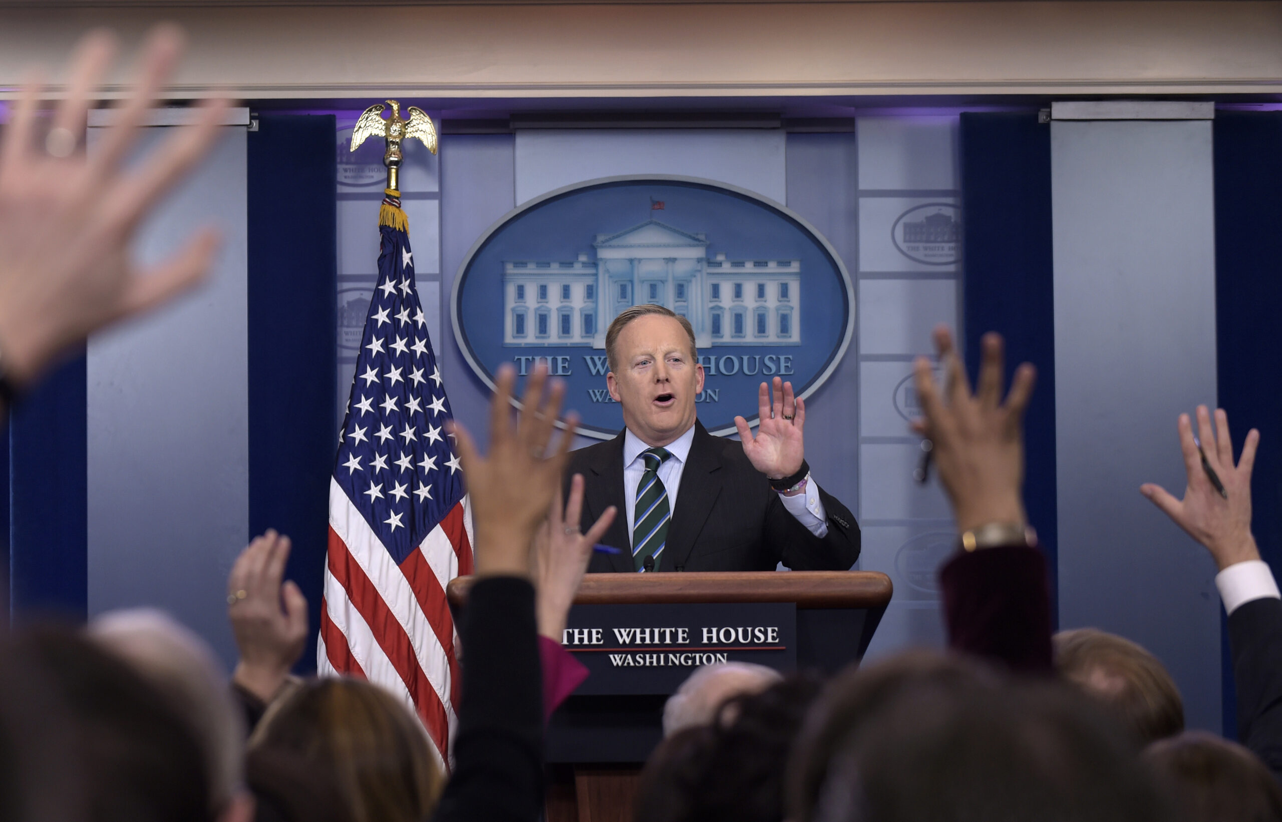 Top Dem calls Sean Spicer ‘a good egg, true patriot’