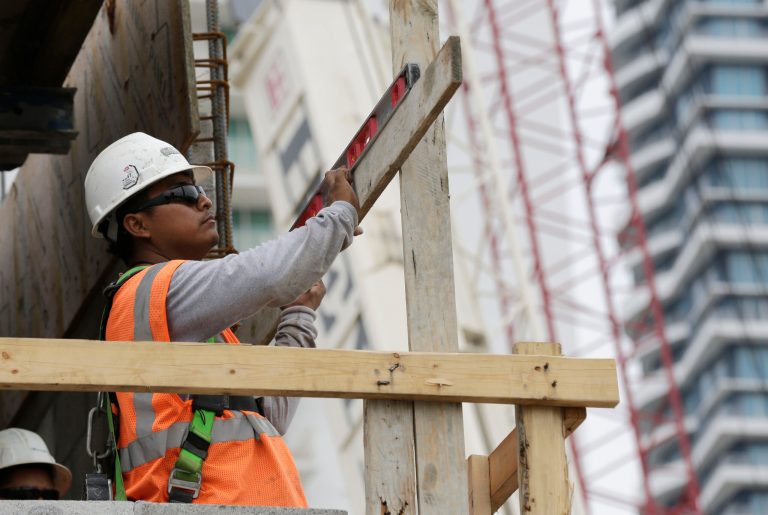 US productivity falls at 3.2 percent rate in 1Q