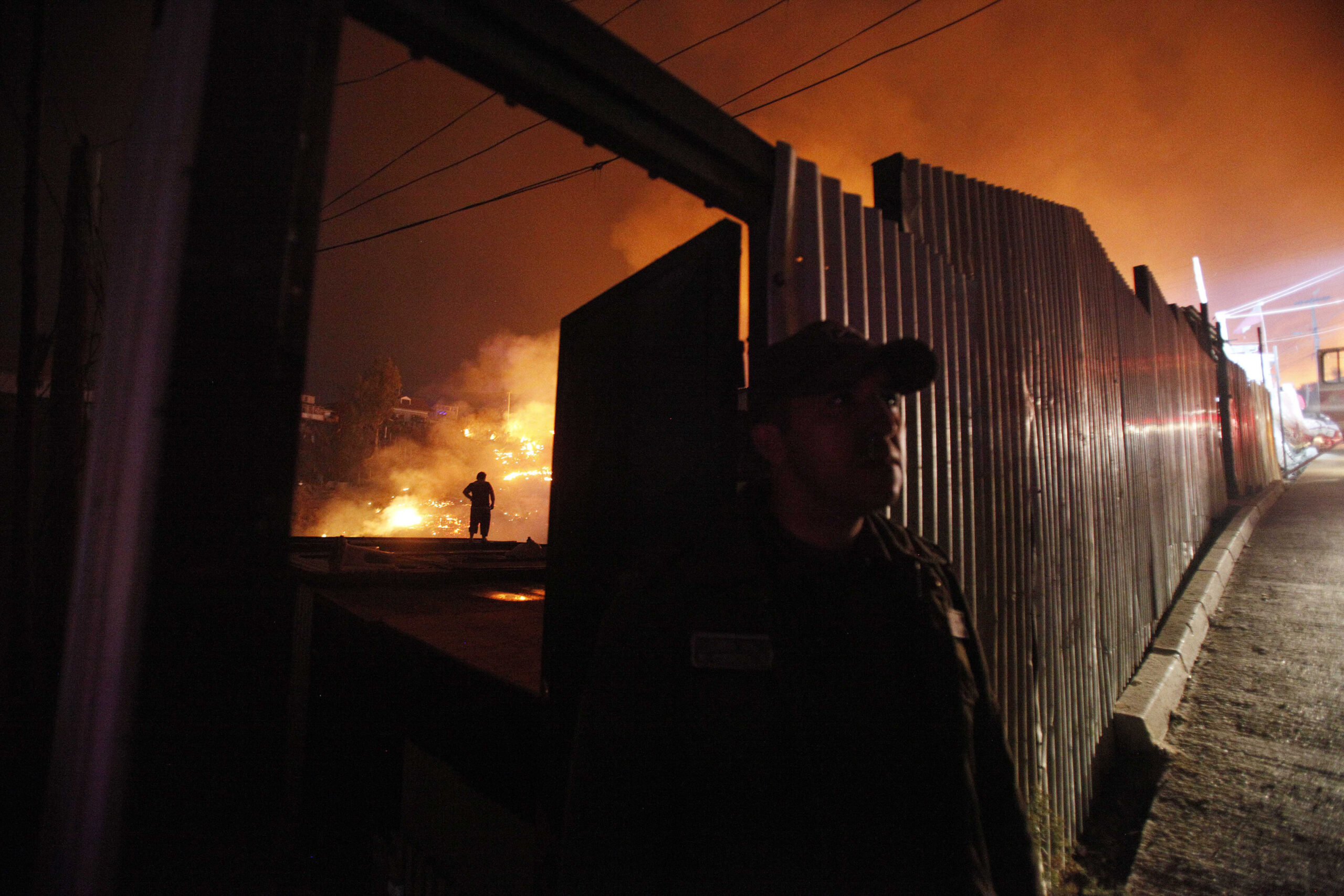 Fires still besiege Chile port; 15 dead, 500 hurt