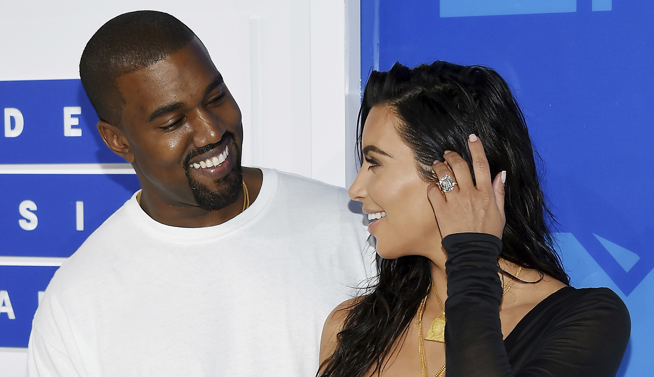 Kim Kardashian and Kanye West sang karaoke with Obama