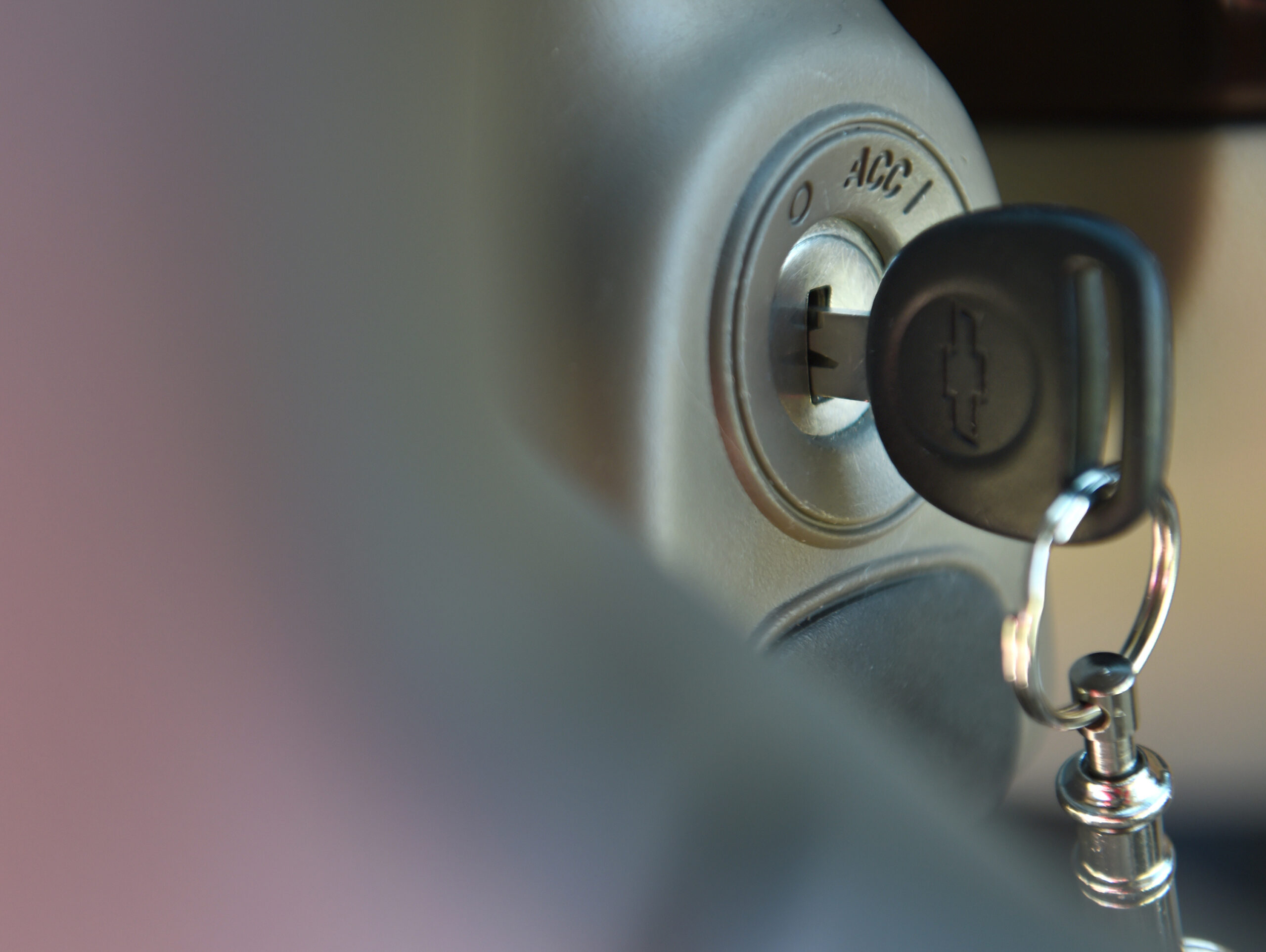 GM profit sinks; CEO sees no recall hit to sales
