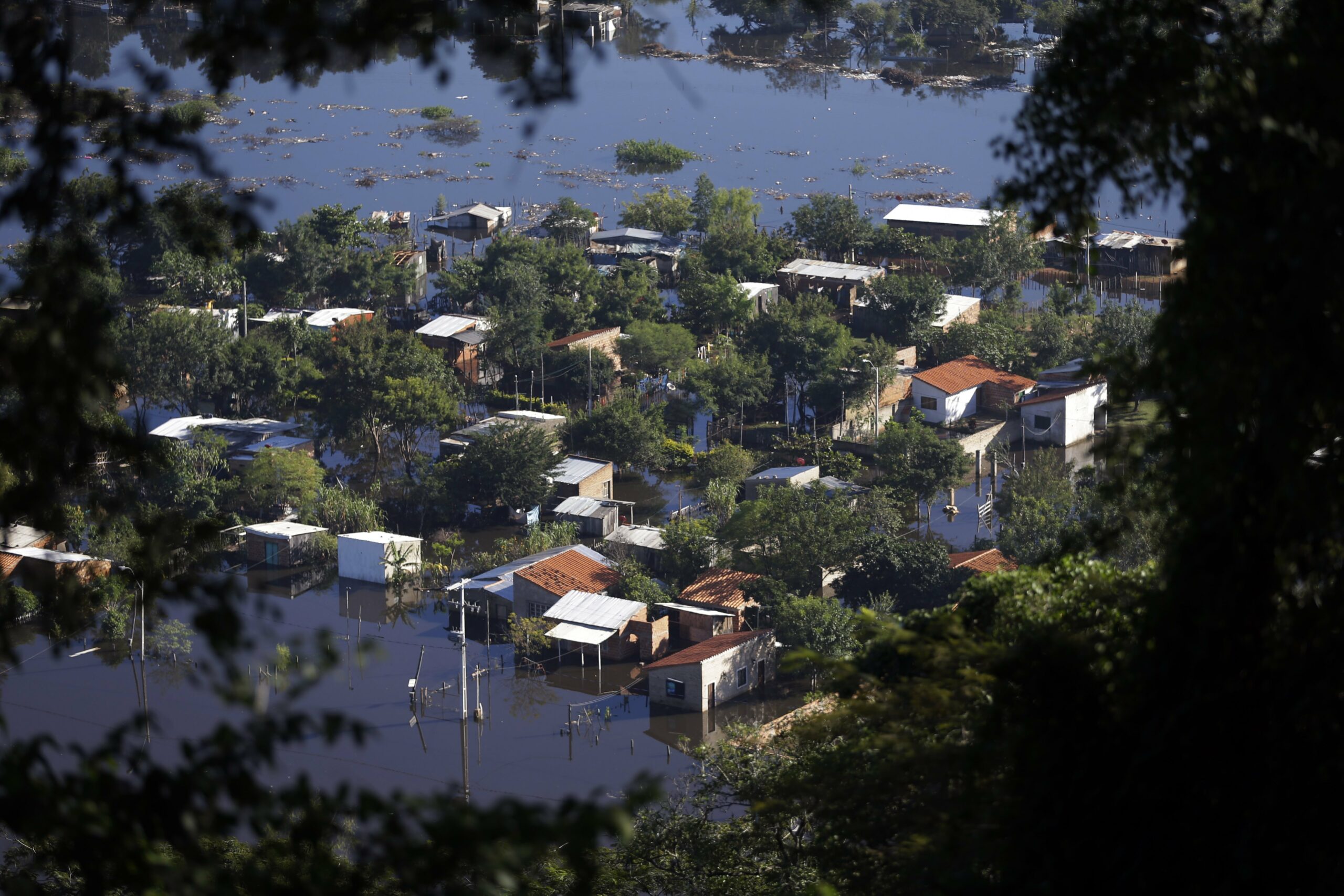 Thousands flee floods in World Cup host city