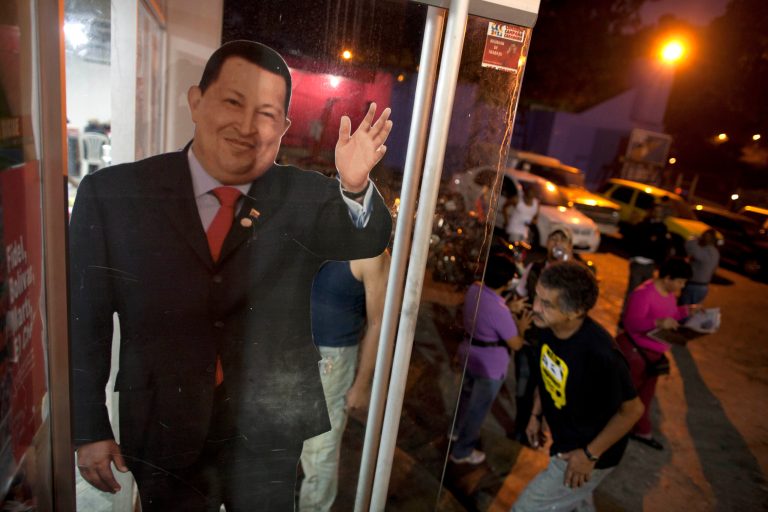 Una imagen del fallecido presidente venezolano Hugo Ch?vez cubre una puerta en el centro de coordinaci?n de campa?a del Partido Socialista Unido de Venezuela (PSUV), ubicado en el barrio 23 de enero, en Caracas, el viernes 12 de abril de 2013. Los venezolanos van a las urnas el domingo 14 para elegir al sucesor de Ch?vez, fallecido el 5 de marzo (AP foto/Ram?n Espinosa)