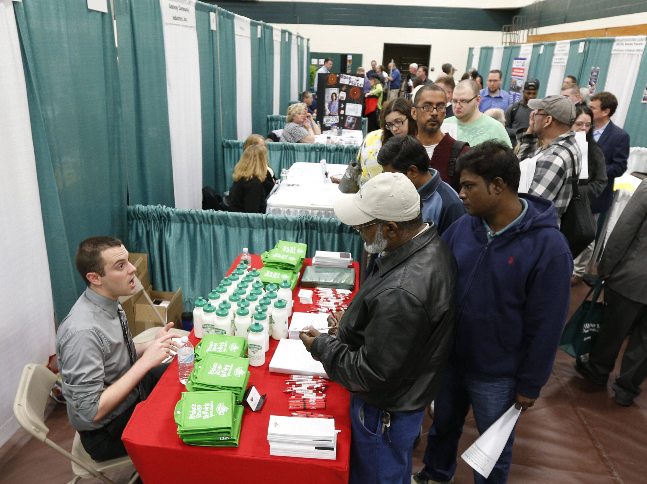 Applications for US unemployment aid fall to 319k