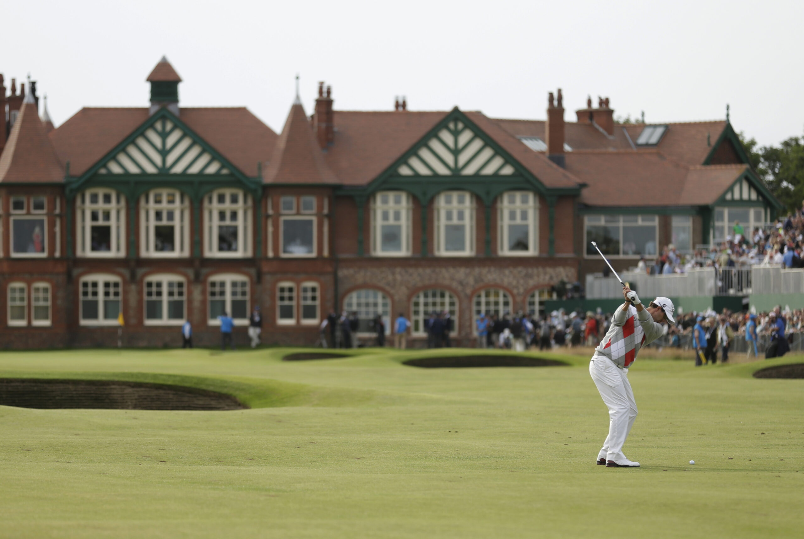 Scott takes 4-shot lead into Open final round