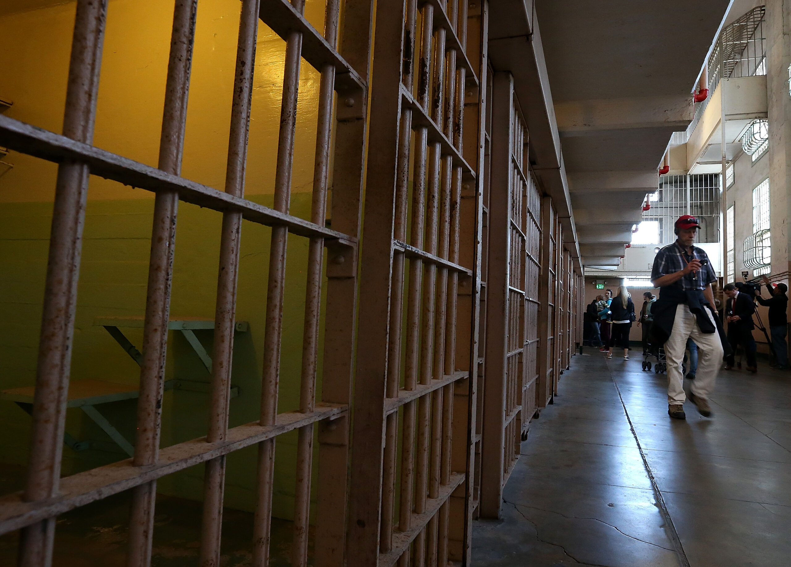 Senate advances criminal sentencing reform bill