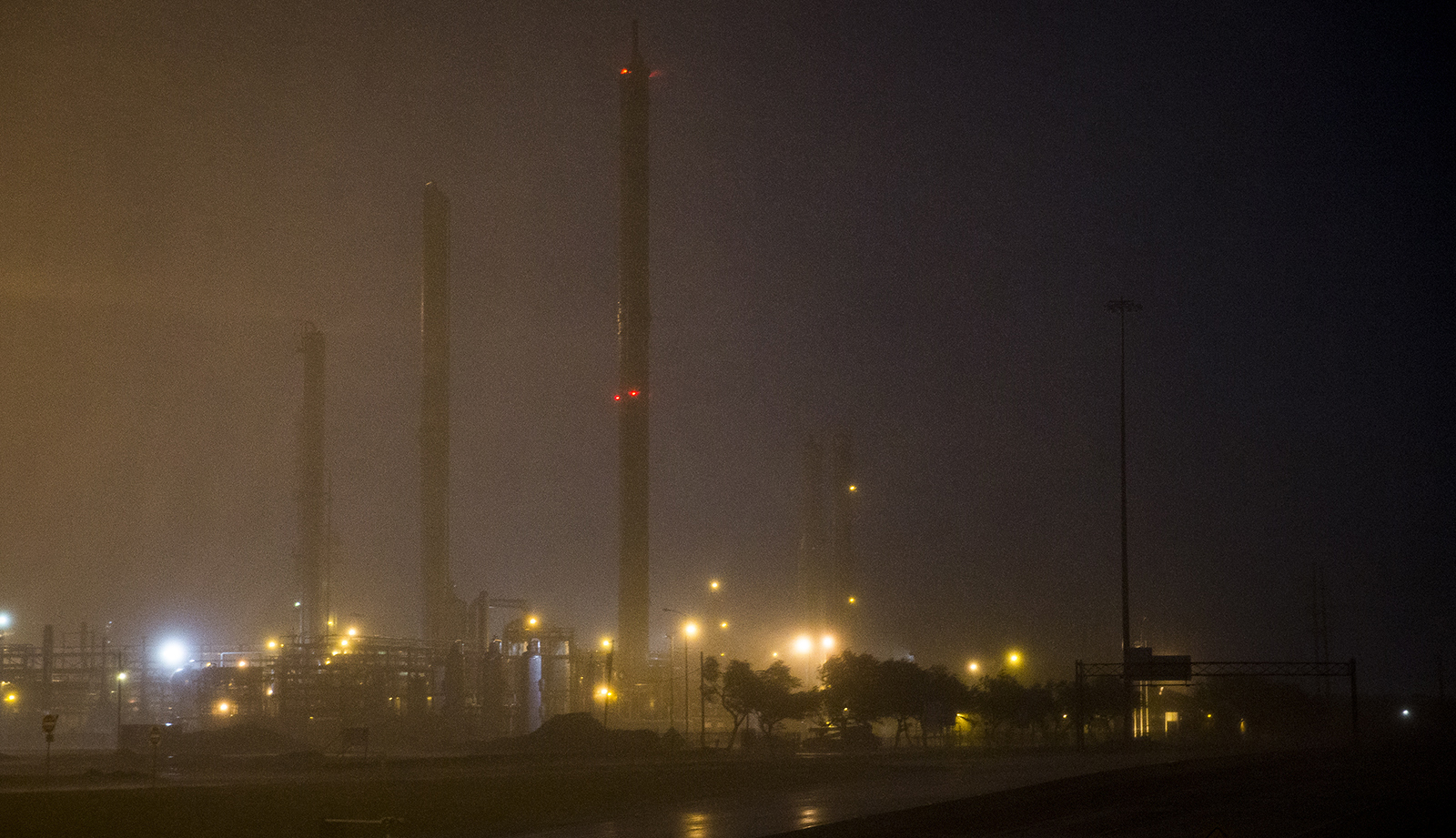 EPA investigating toxic leaks from Harvey-damaged Exxon refineries