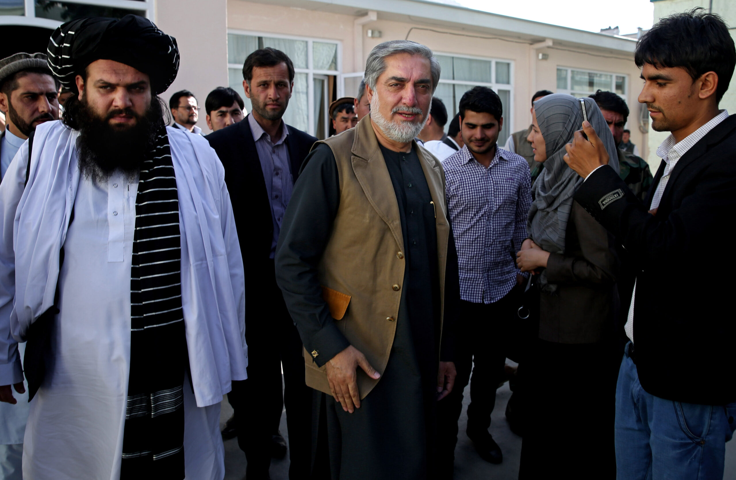 Afghan official quits in bid to end crisis
