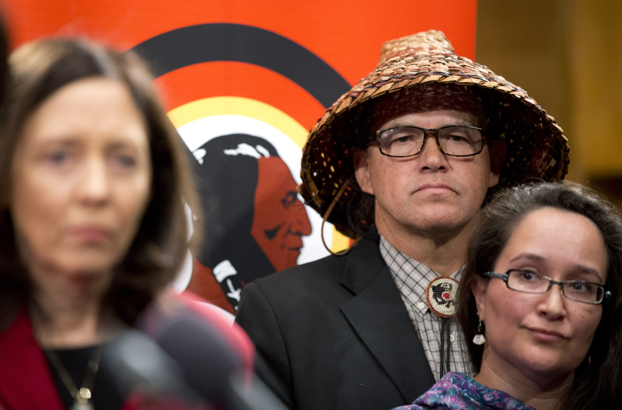 Senator ties NFL tax status to Redskins name