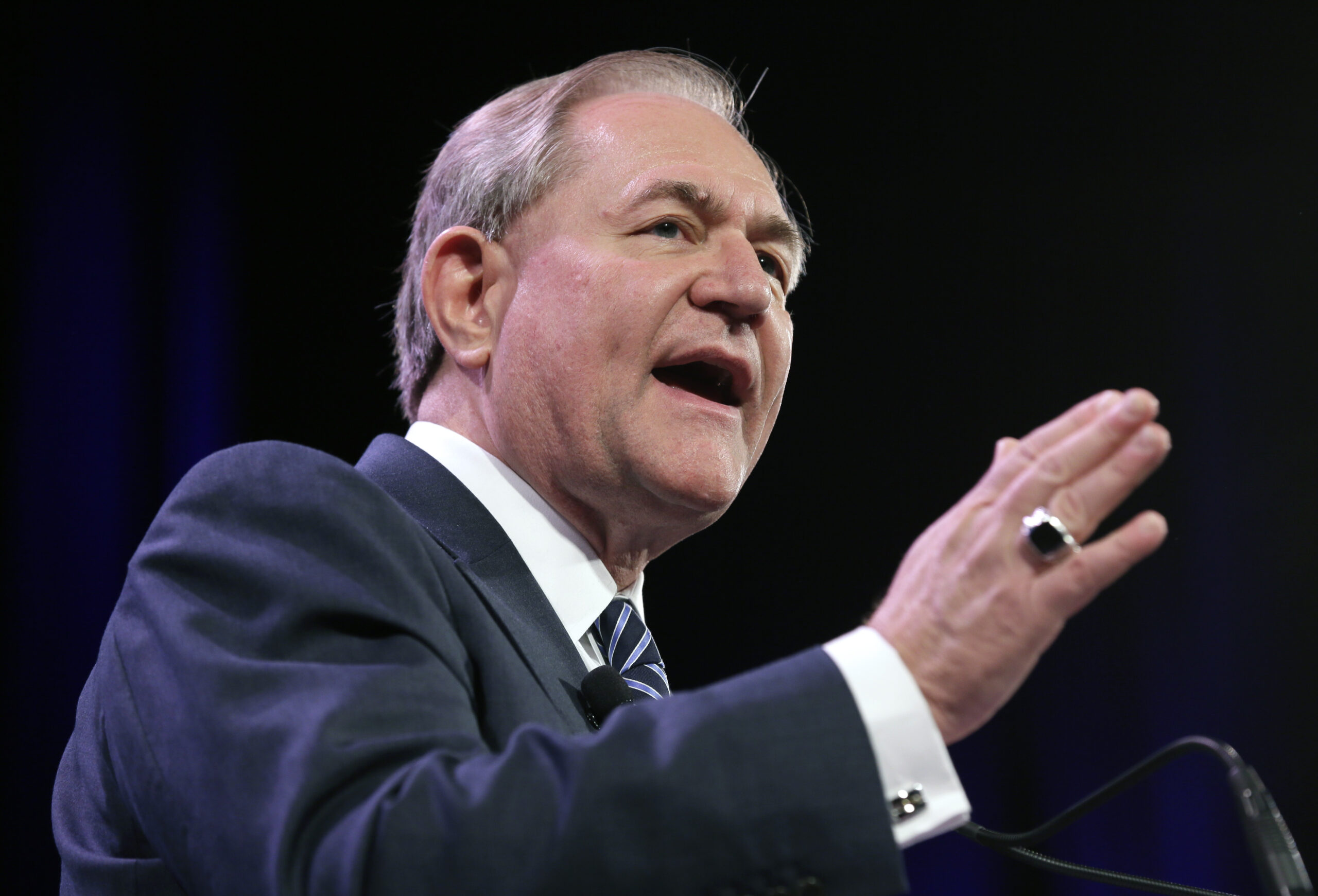 Unhappy Gilmore blasts ad saying Graham is the ‘only veteran’ running