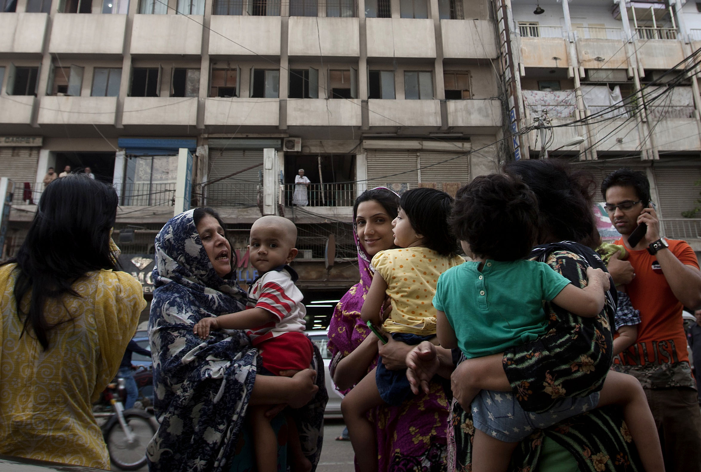 Quake hits Iran, Pakistan; dozens killed