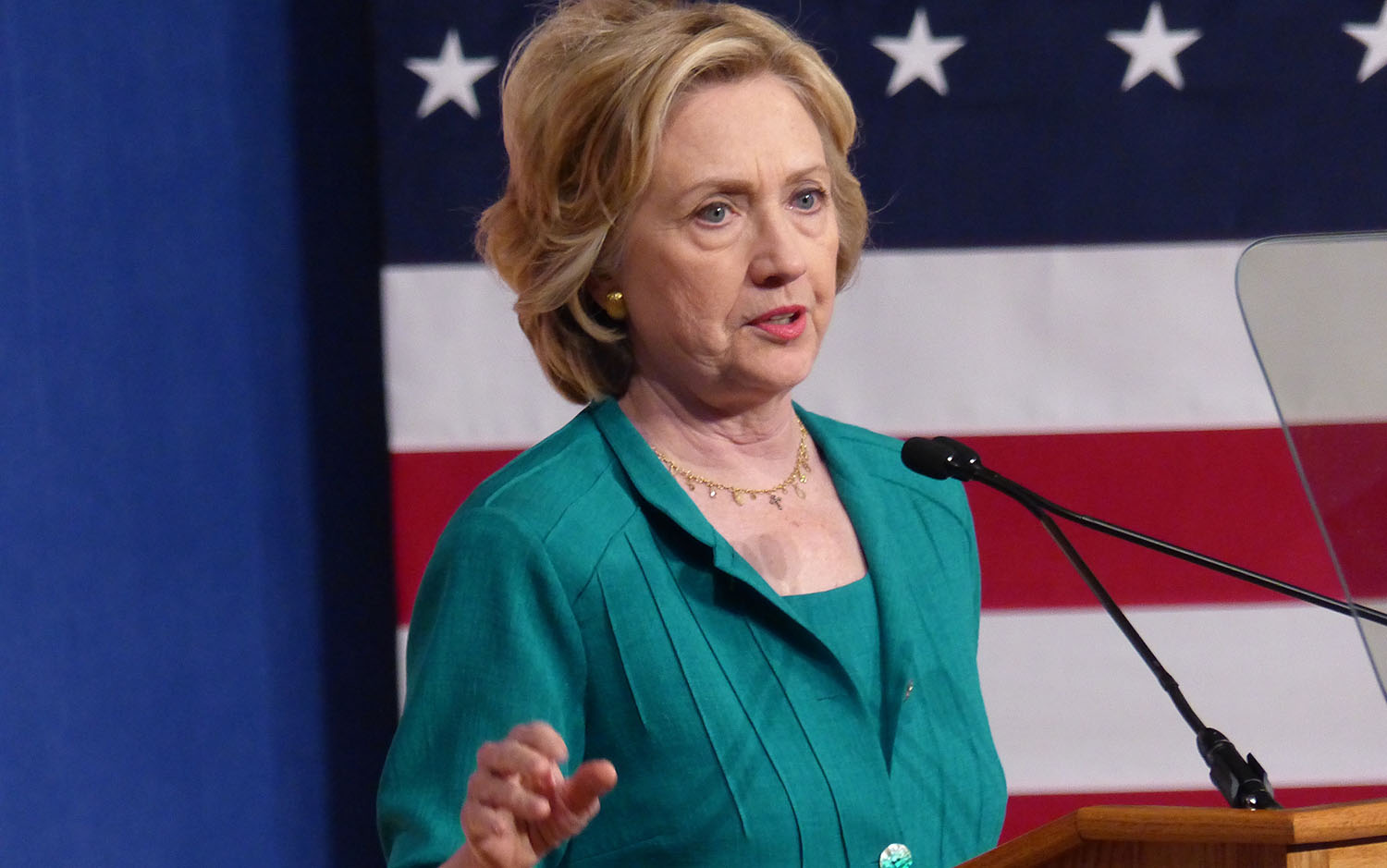 Clinton suggests Trump to blame for violence at his rallies
