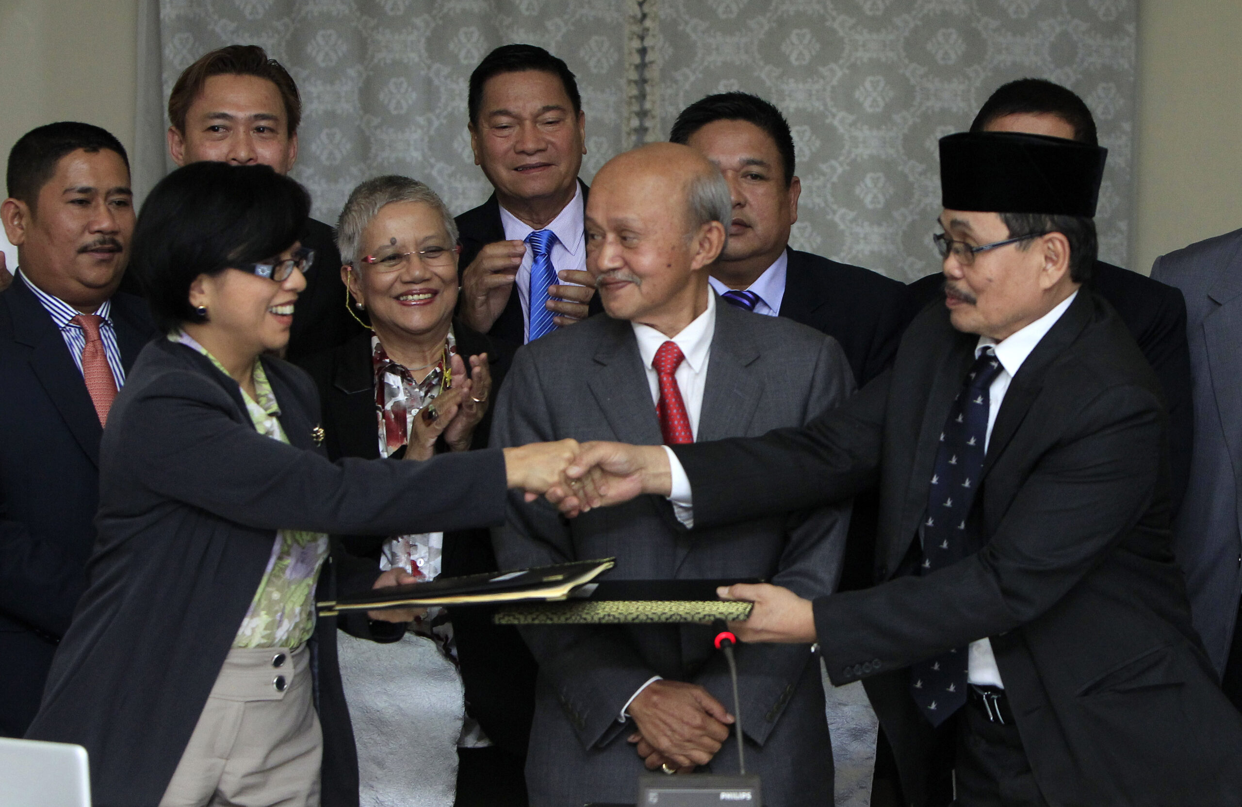 Philippines, Muslim rebels clinch peace deal