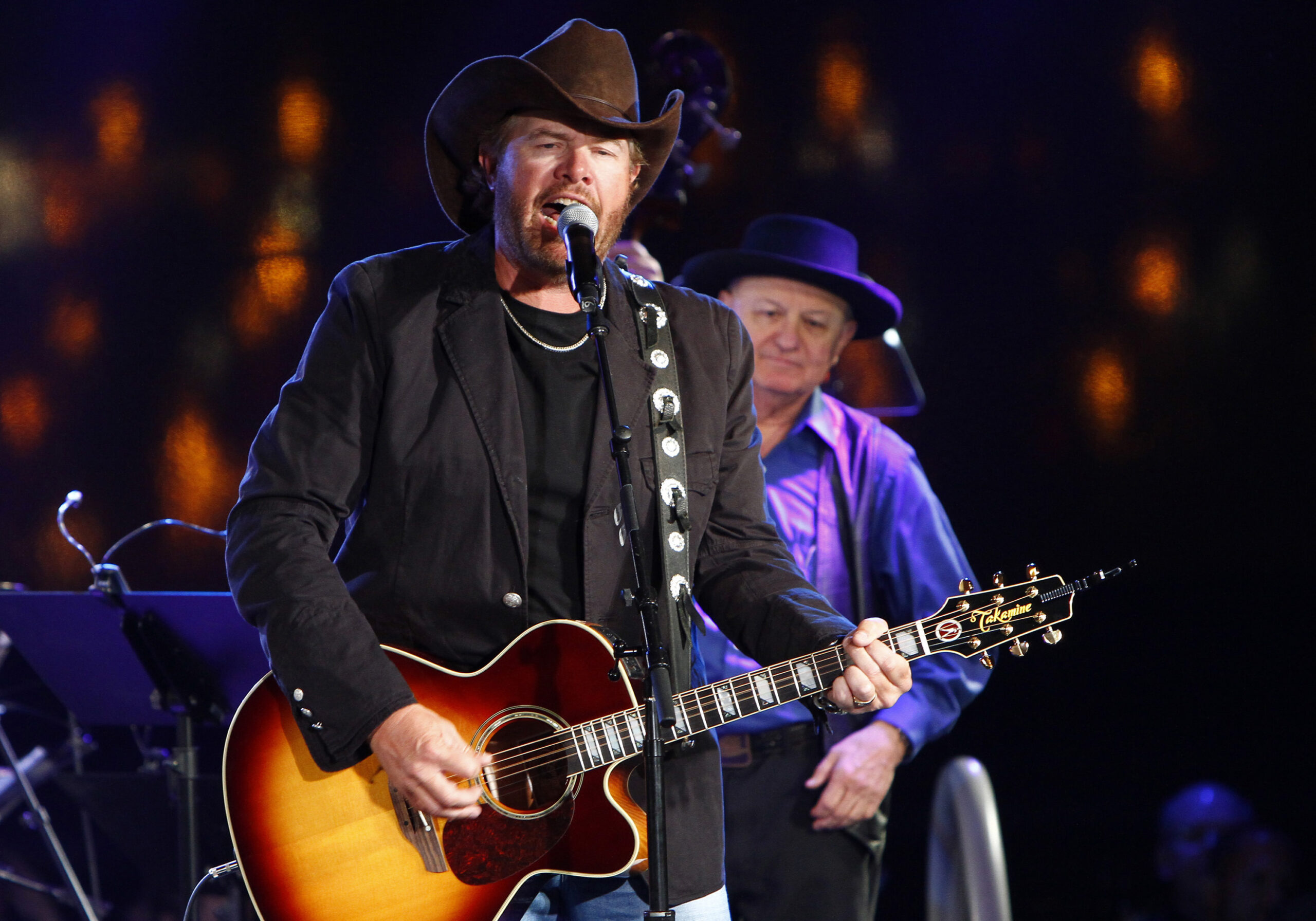 Toby Keith, Garth Brooks plan Okla. relief concert