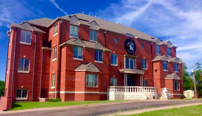 Two Phi Delta Theta brothers hung a banner that said "New Members Free House Tours!" from the side of their building that faced sorority recruitment. (@FratScenery/Twitter)