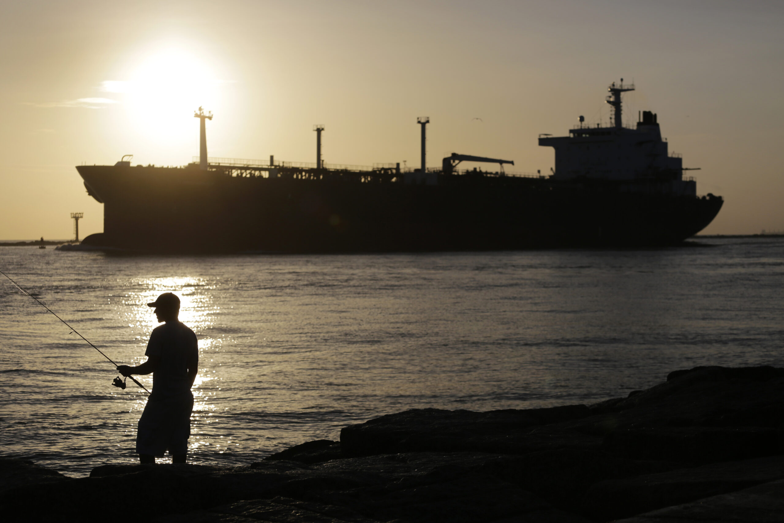 Oil groups, greens condemn horse trading on energy tax credits, oil export ban