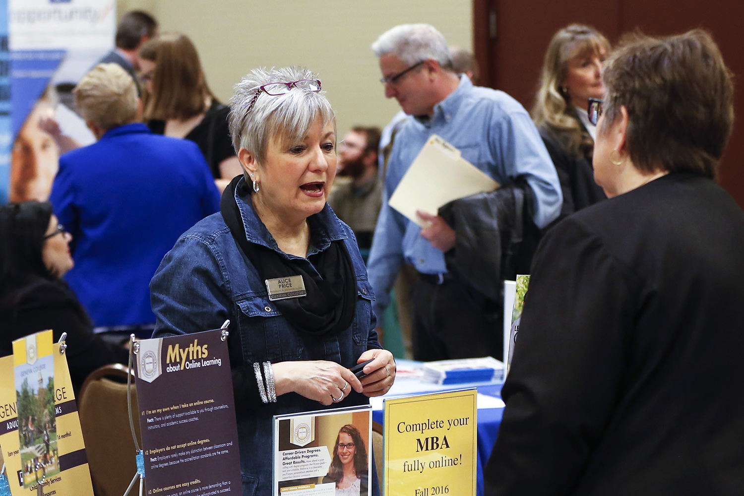 Jobless claims drop for fourth straight week to 264,000