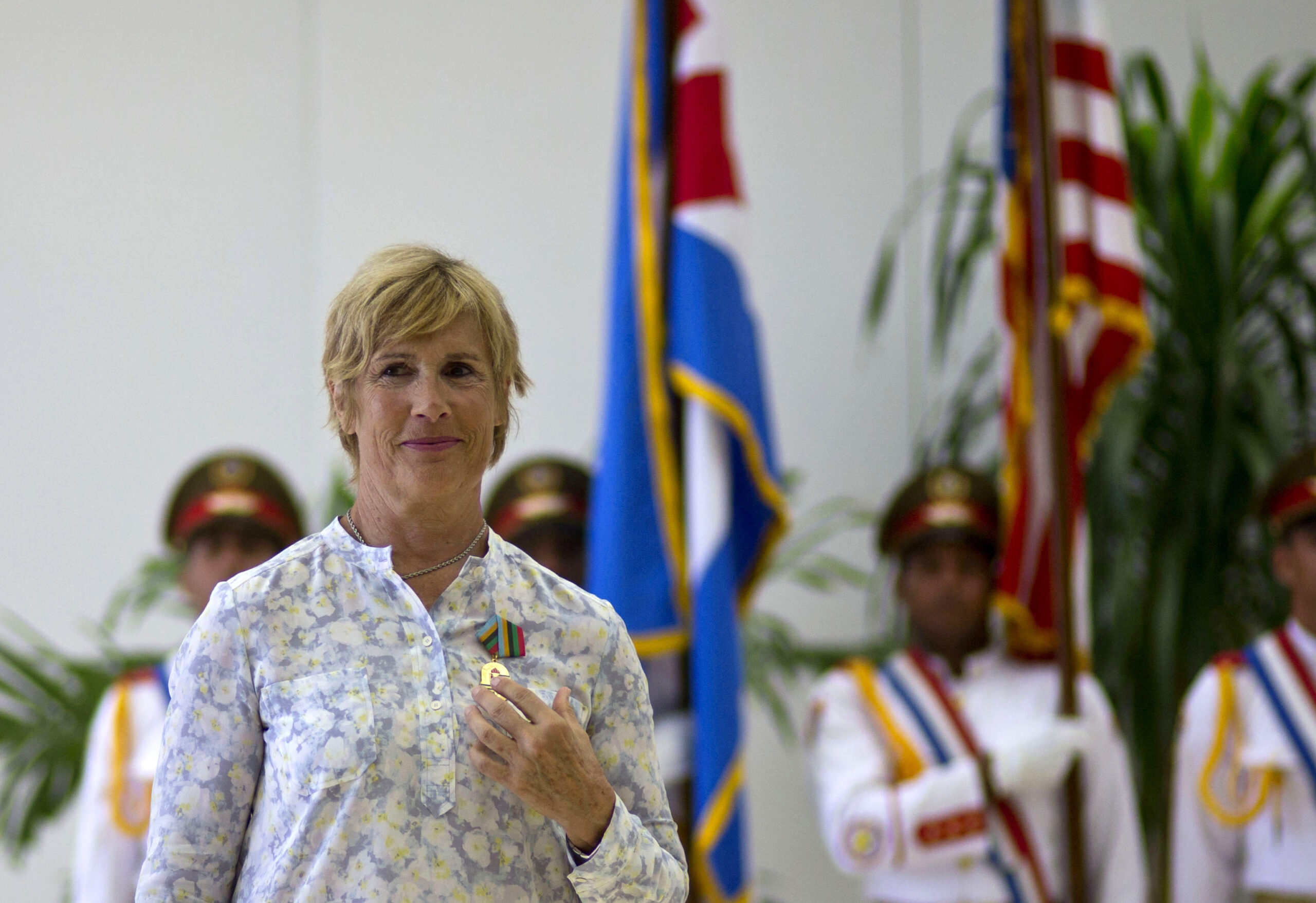 Cuba gives US swimmer Diana Nyad sporting medal