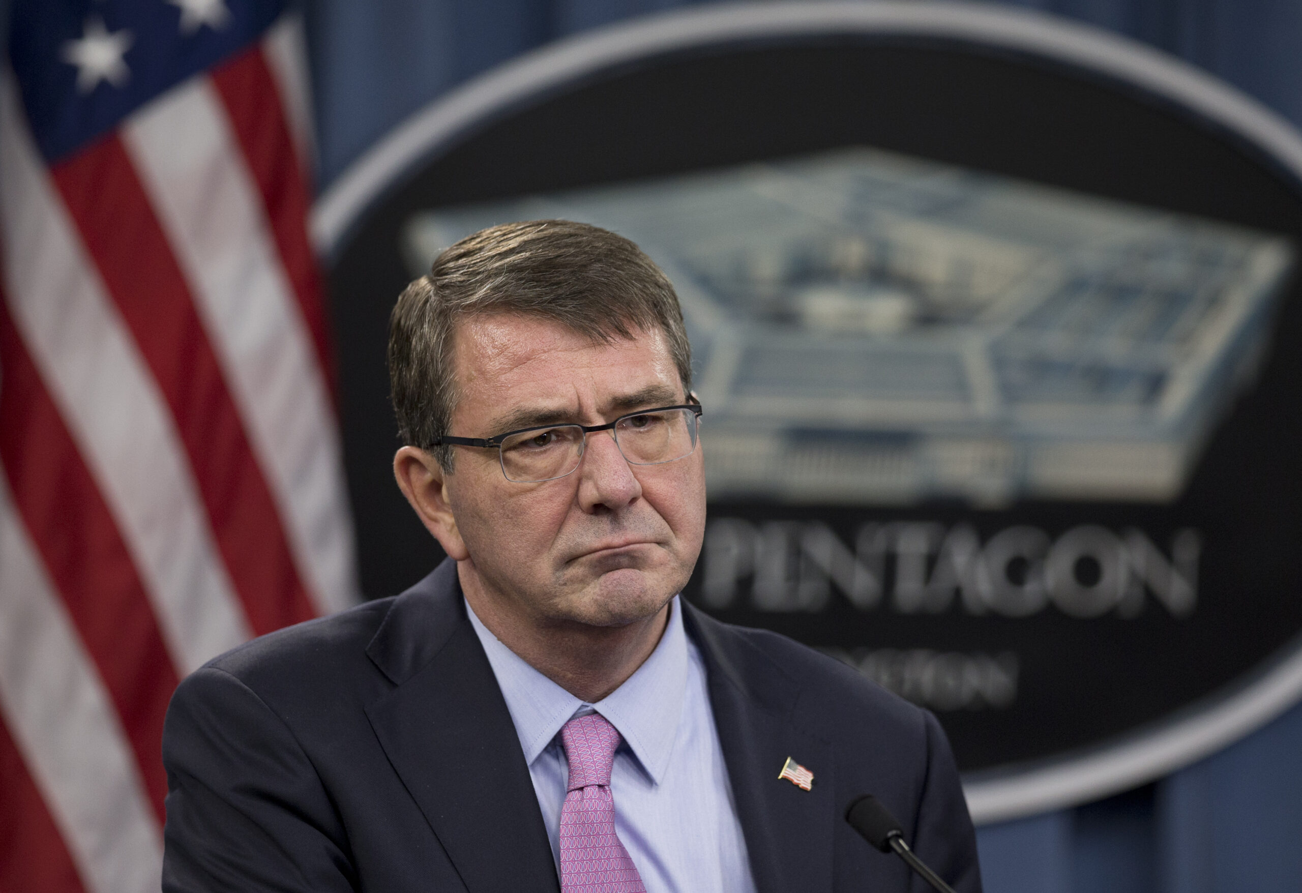 Middle East dominates Defense Secretary Ashton Carter’s conversation en route to Tokyo