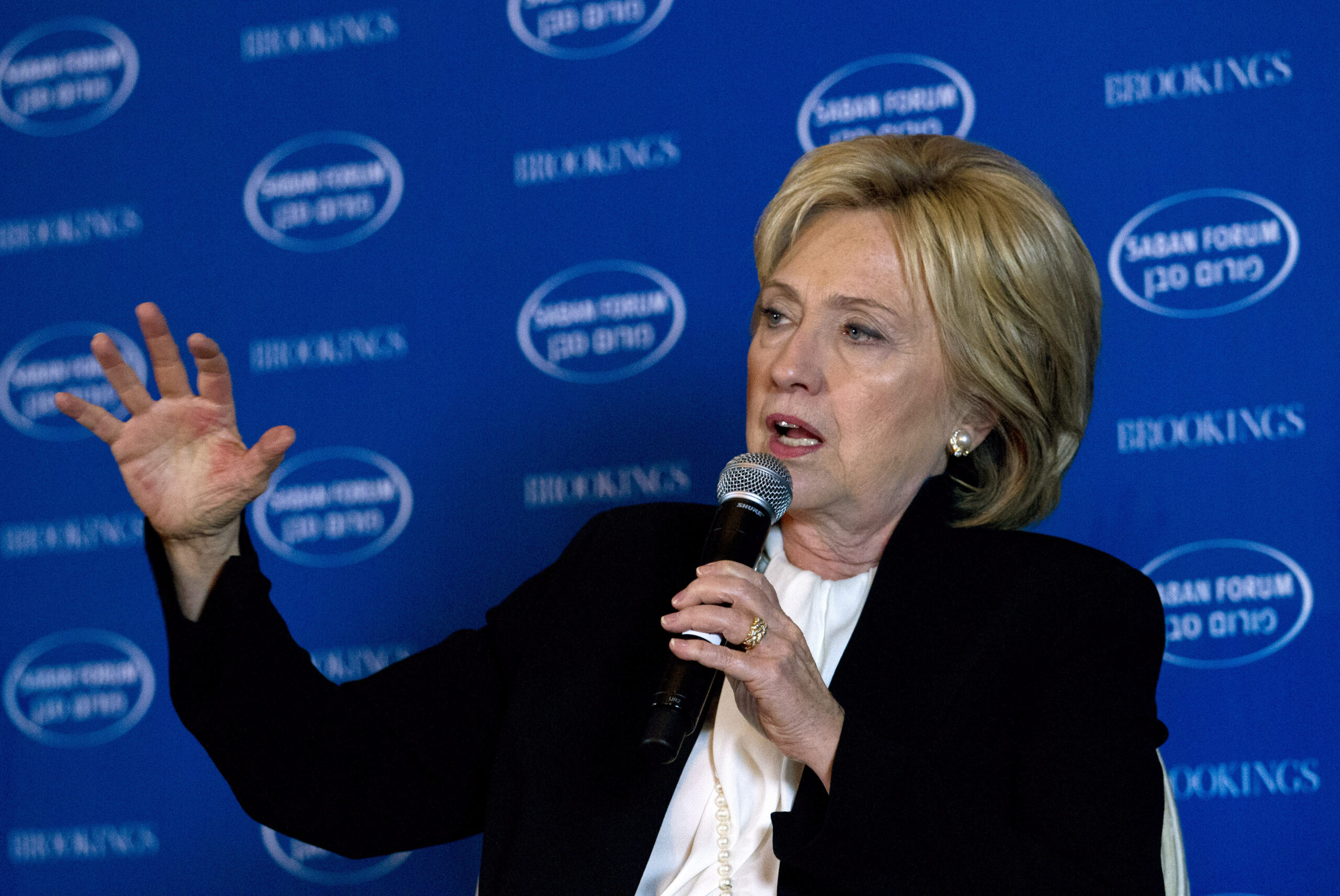 Clinton strong for Israel in foreign policy address