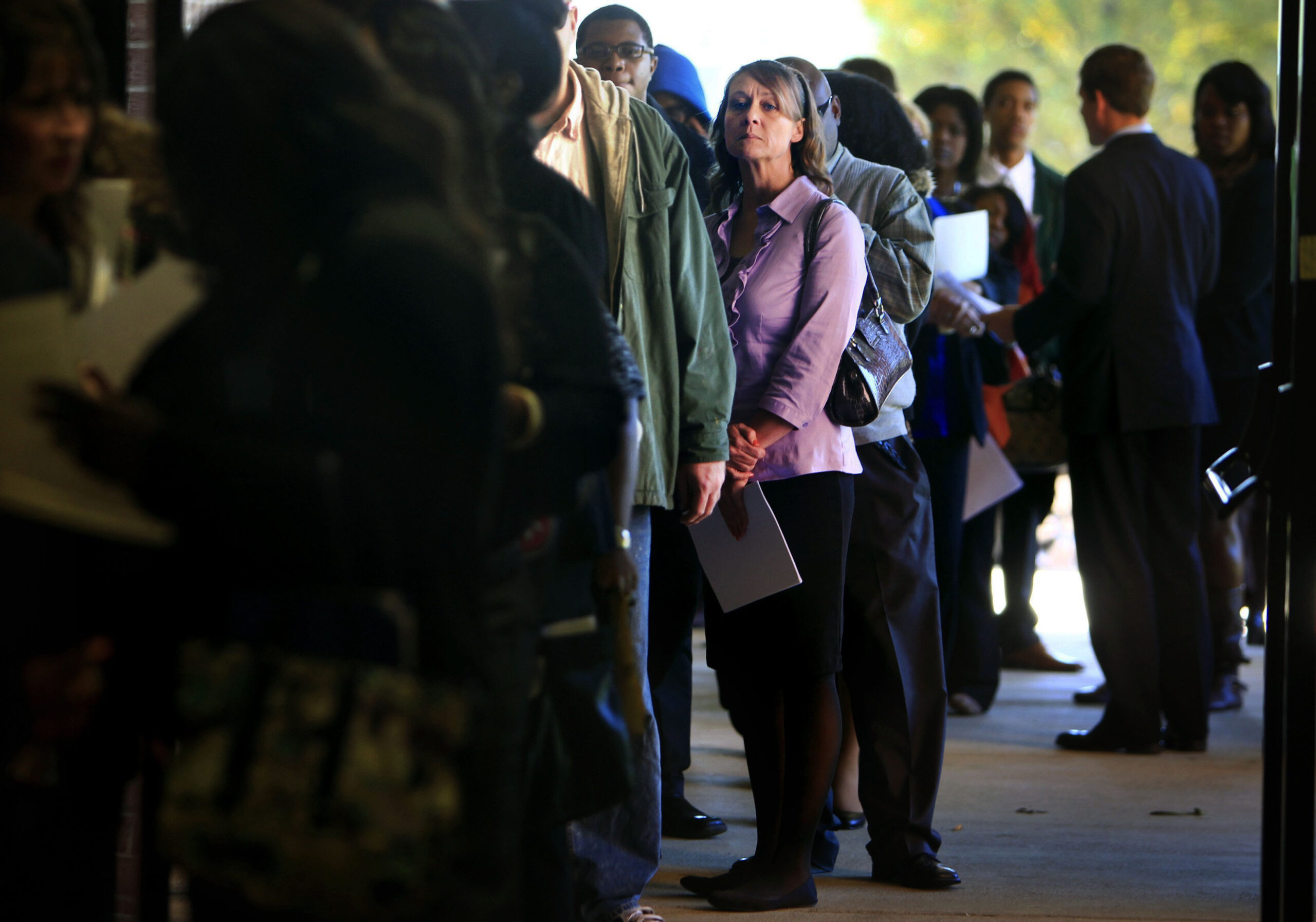 Weekly US unemployment benefit claims fall to 339,000