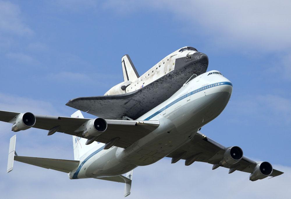 Discovery shuttle thrills D.C. with long goodbye