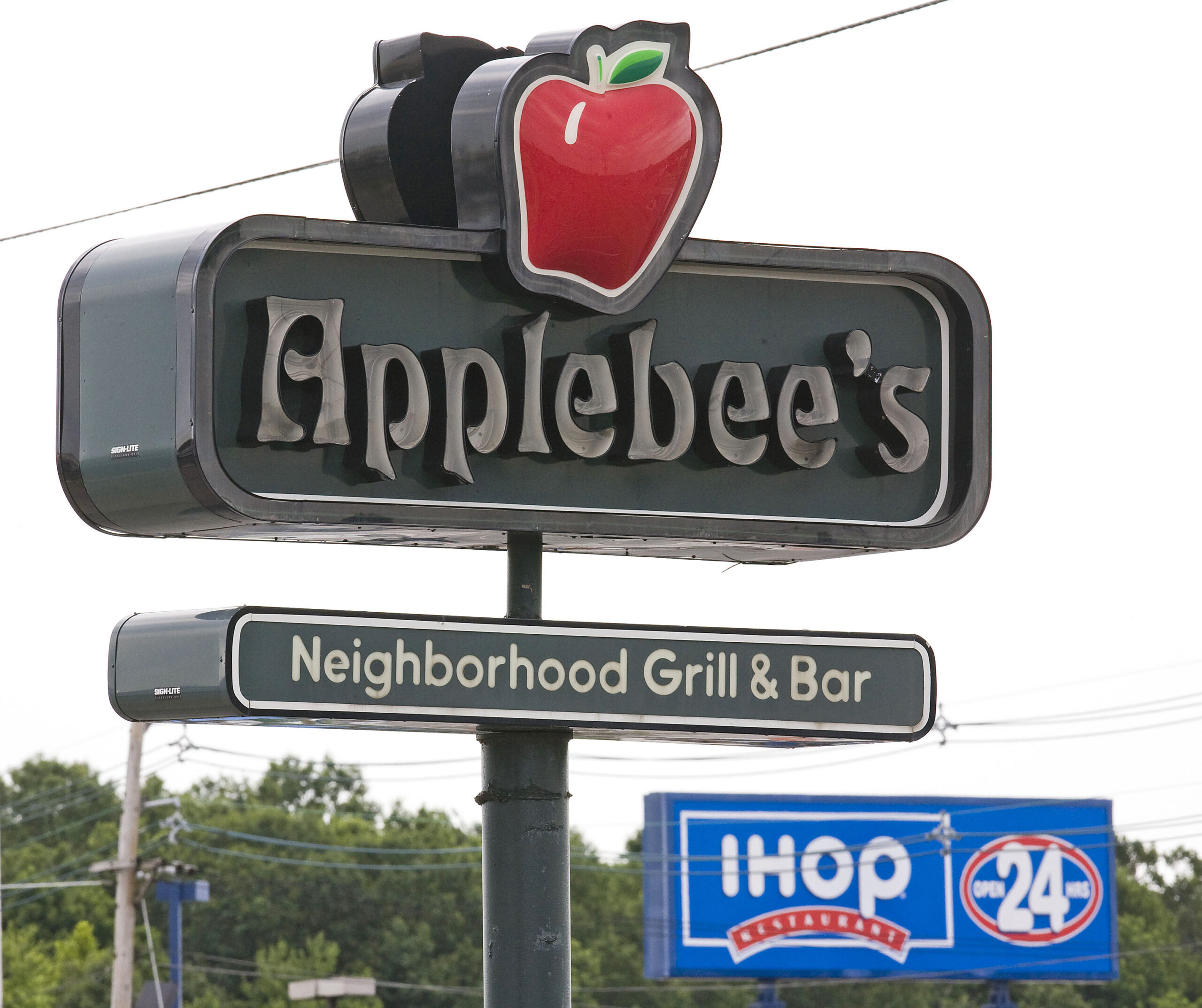 Four arrested at New York Applebee’s following demonstration over vaccines at Cheesecake Factory