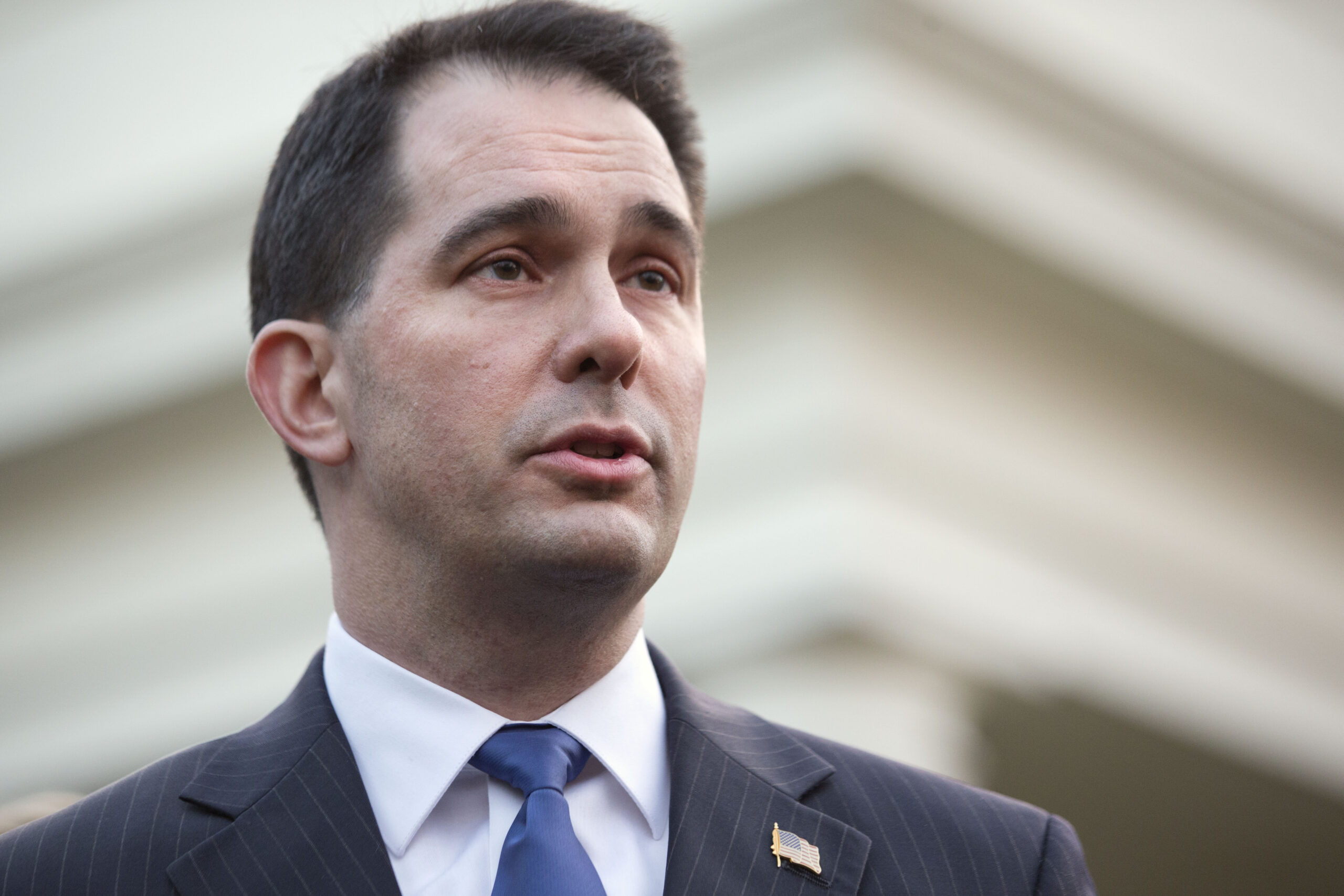 Scott Walker defends Chris Christie in bridge scandal