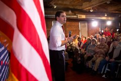 Rubio treads carefully around immigration question