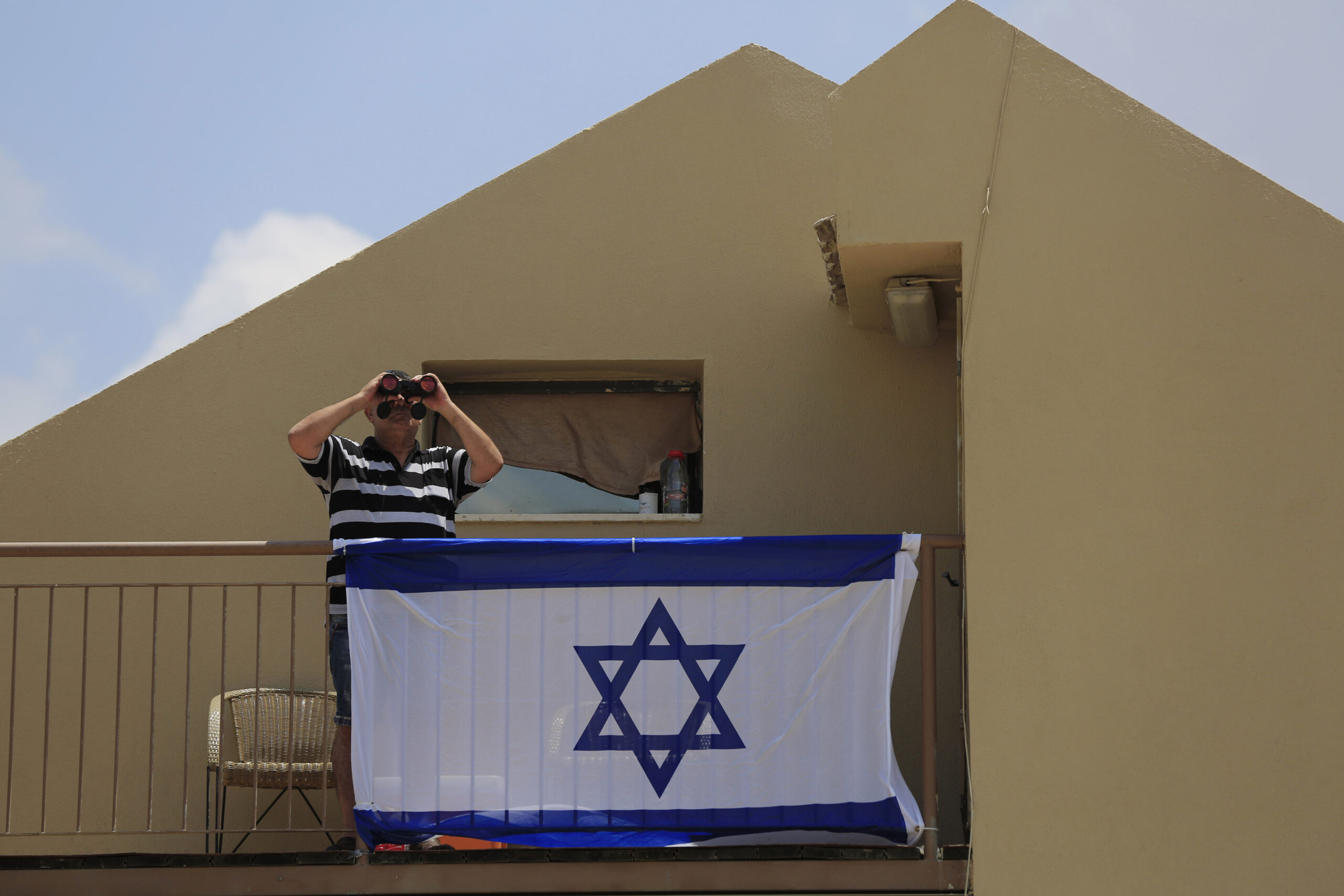 Israeli border towns empty, adjust to new threats
